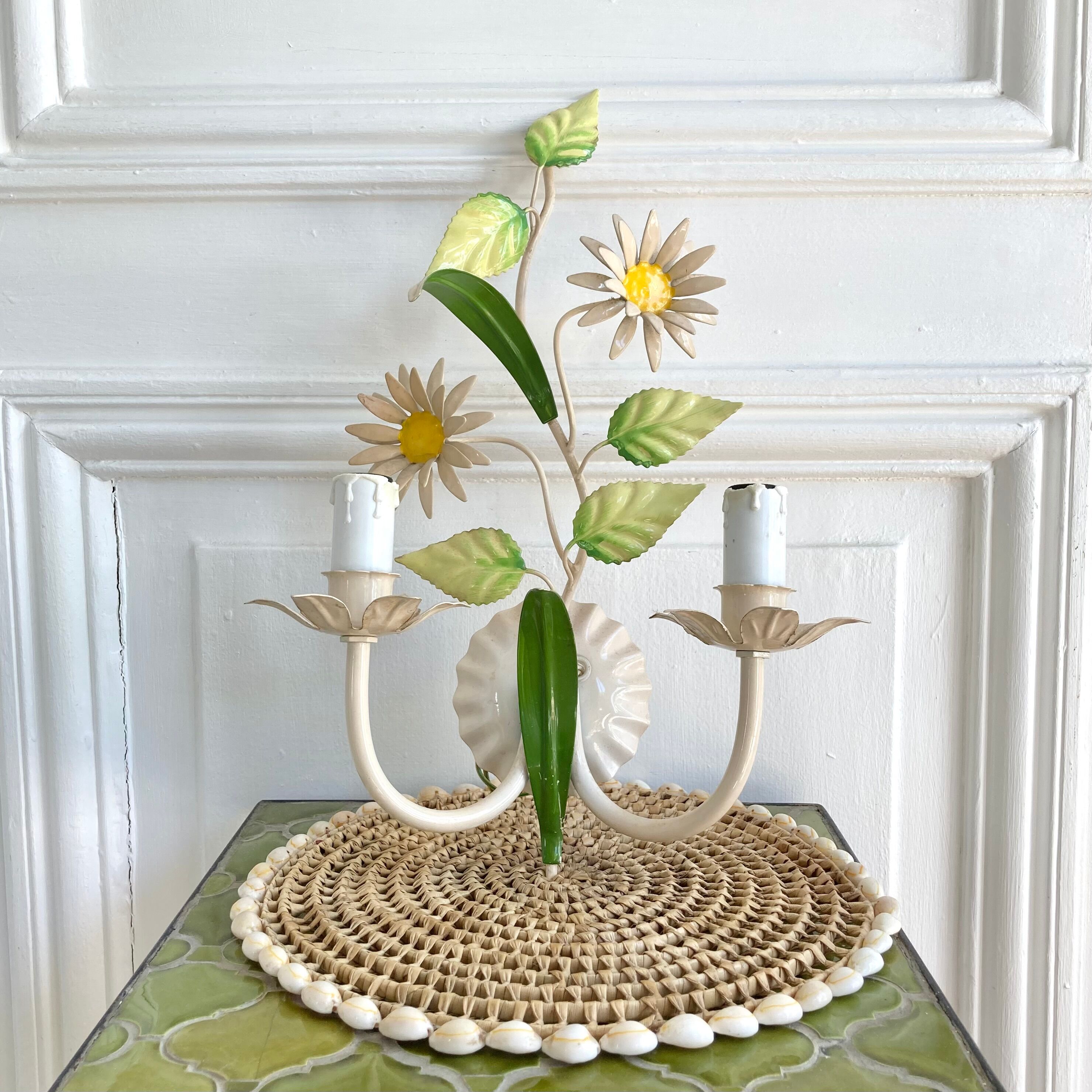 Daisy wall lamp with two arms