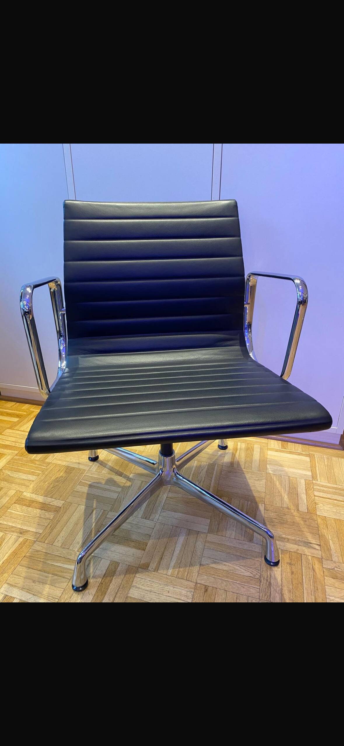 Vitra Aluminium Chair EA 107 Charles & Ray Eames