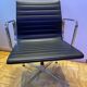 7 chaises en aluminium Vitra EA 107 Charles et Ray Eames