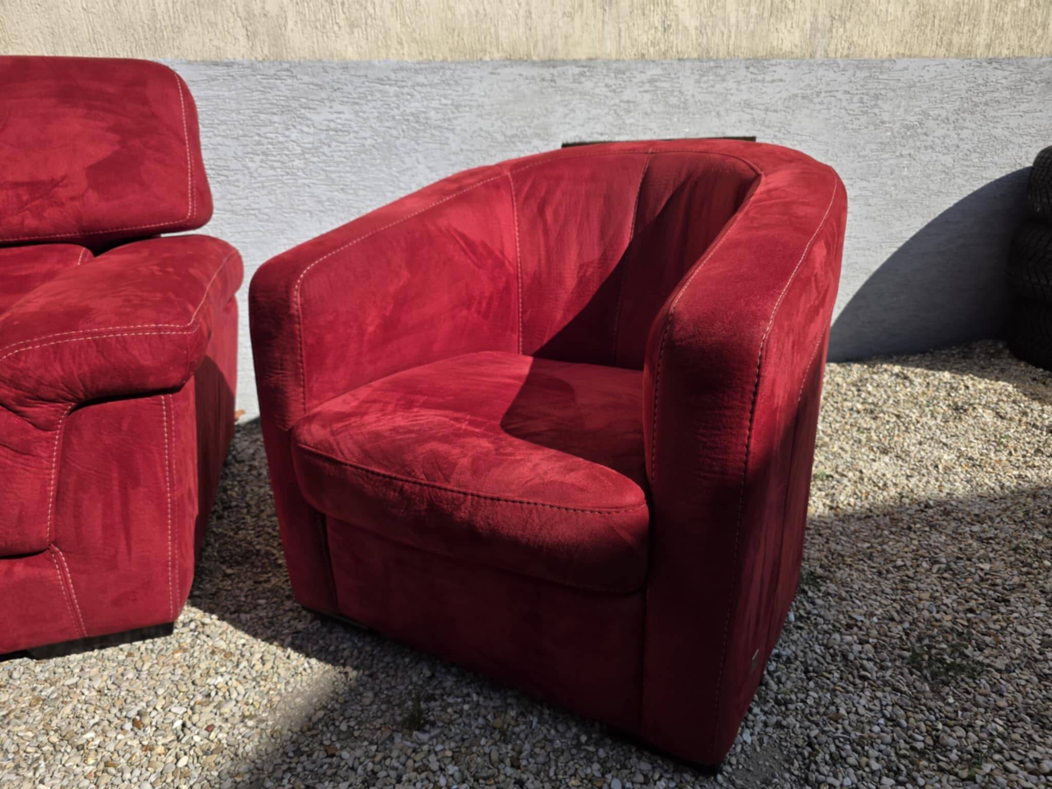 Ensemble un canapé deux fauteuils rouge et un pouf très bon état