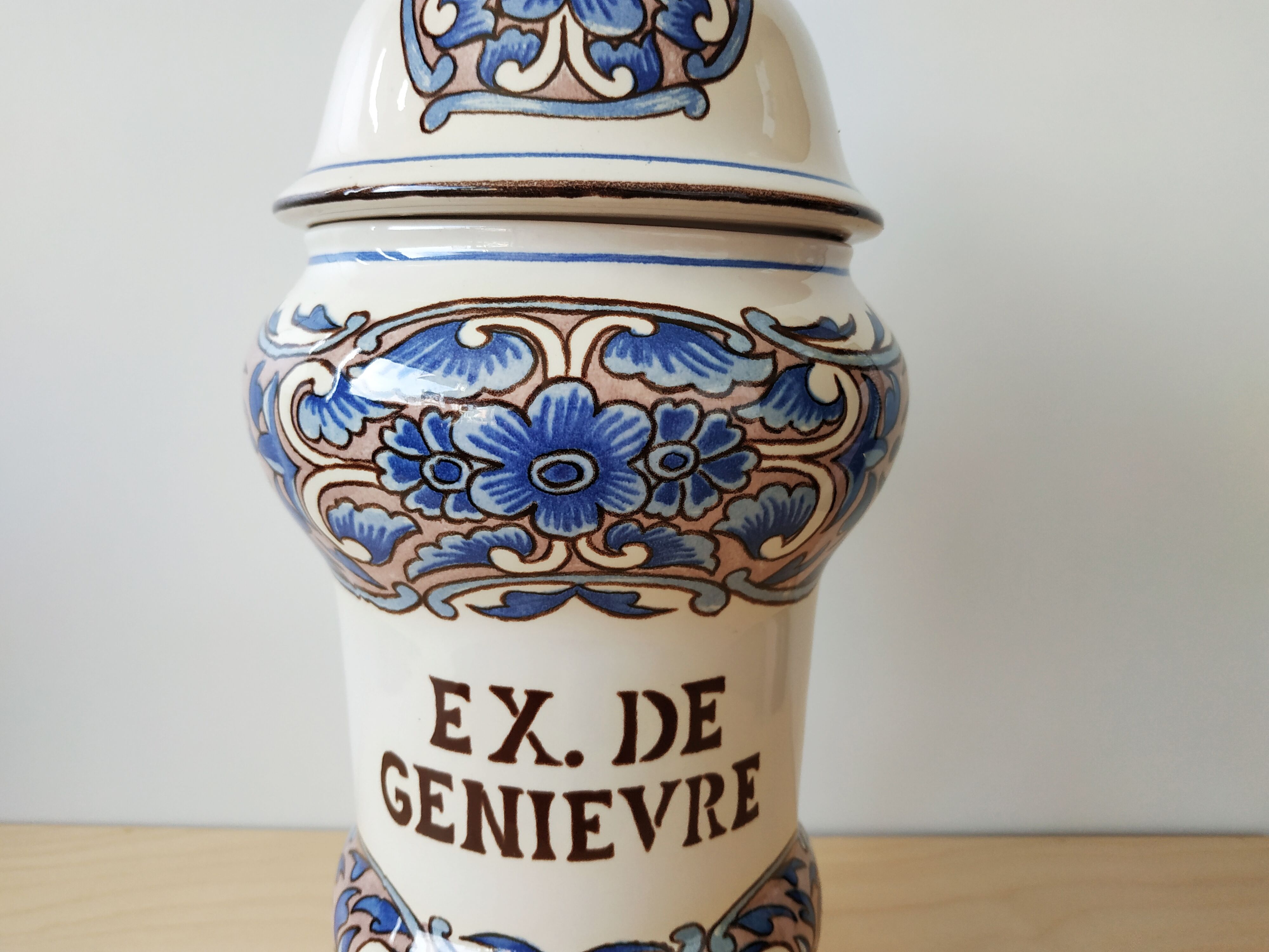 Pharmacy pot, Saint-Clement