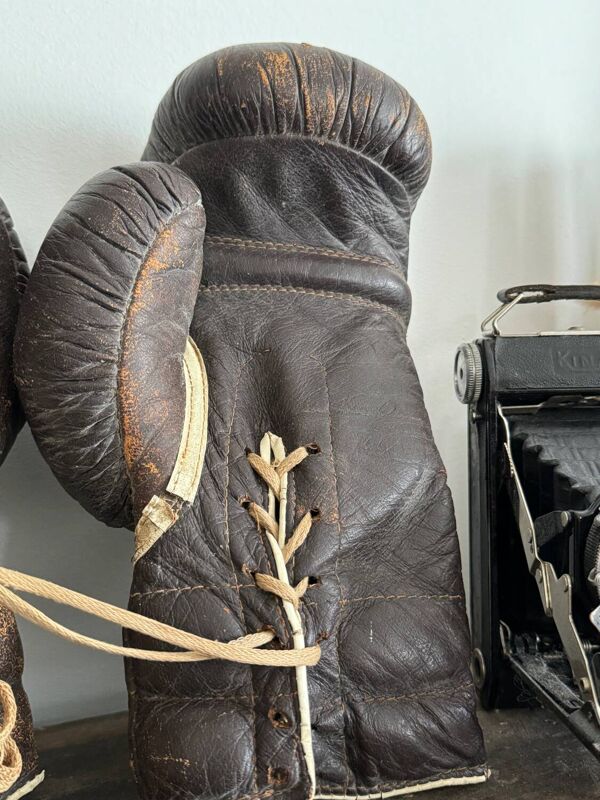 Ancienne paire de gants de boxe en cuir