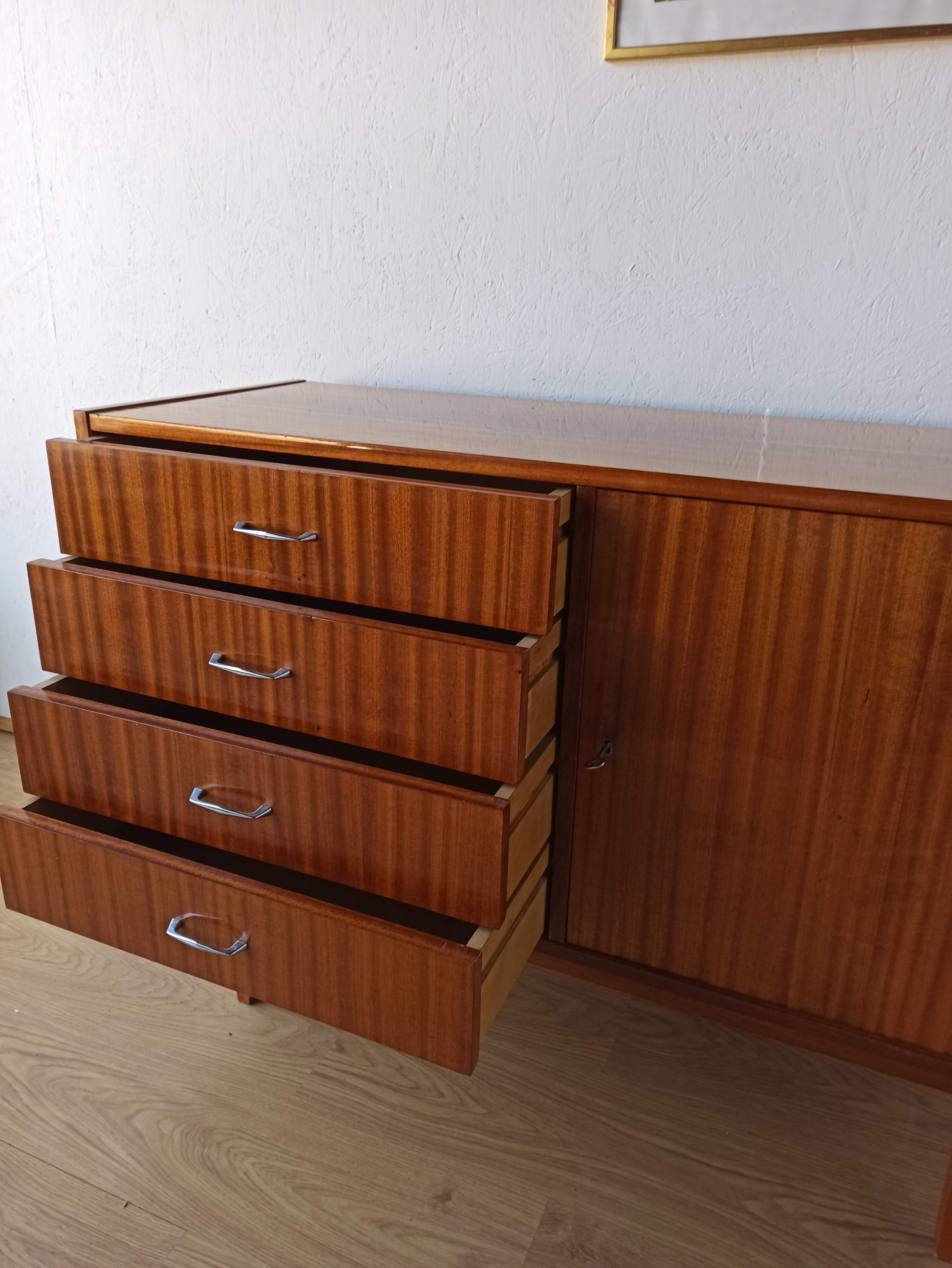 Buffet moderniste des années 1970