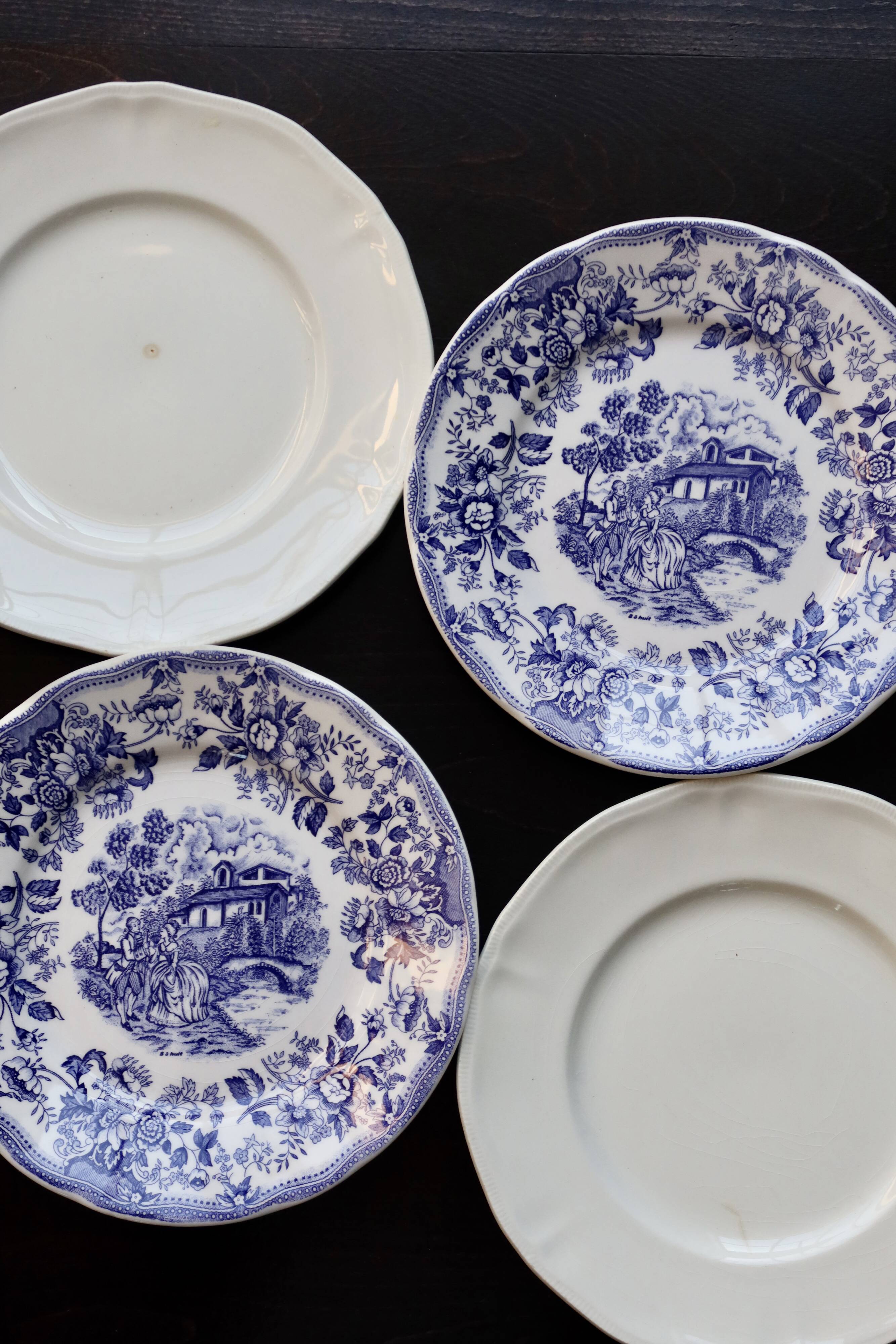 4 mismatched vintage flat plates in blue and white earthenware - Cambrid lot