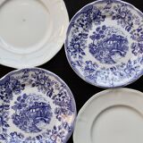 4 mismatched vintage flat plates in blue and white earthenware - Cambrid lot