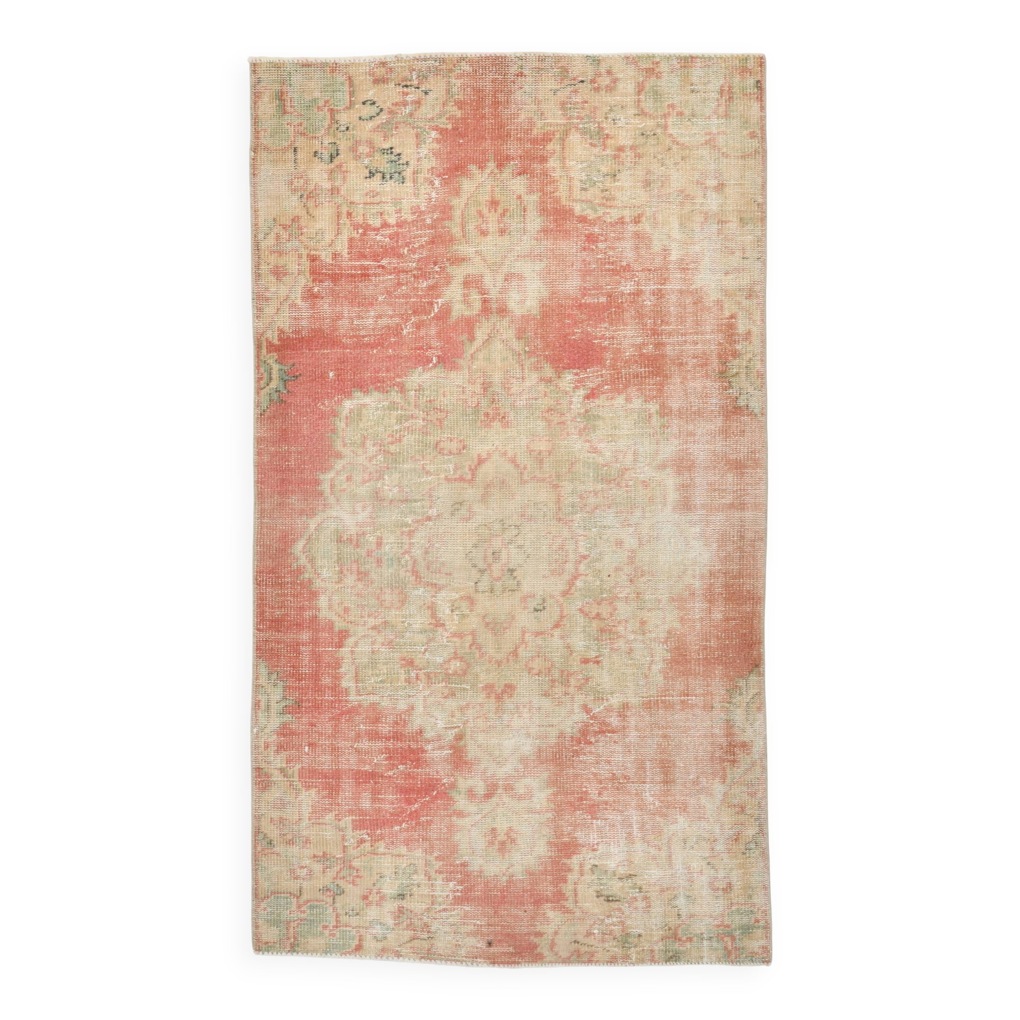 Tapis vintage fait main corail et beige, motifs floraux patinés orientaux
