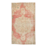 Tapis vintage fait main corail et beige, motifs floraux patinés orientaux