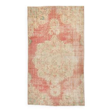 Tapis vintage fait main corail et beige, motifs floraux patinés orientaux