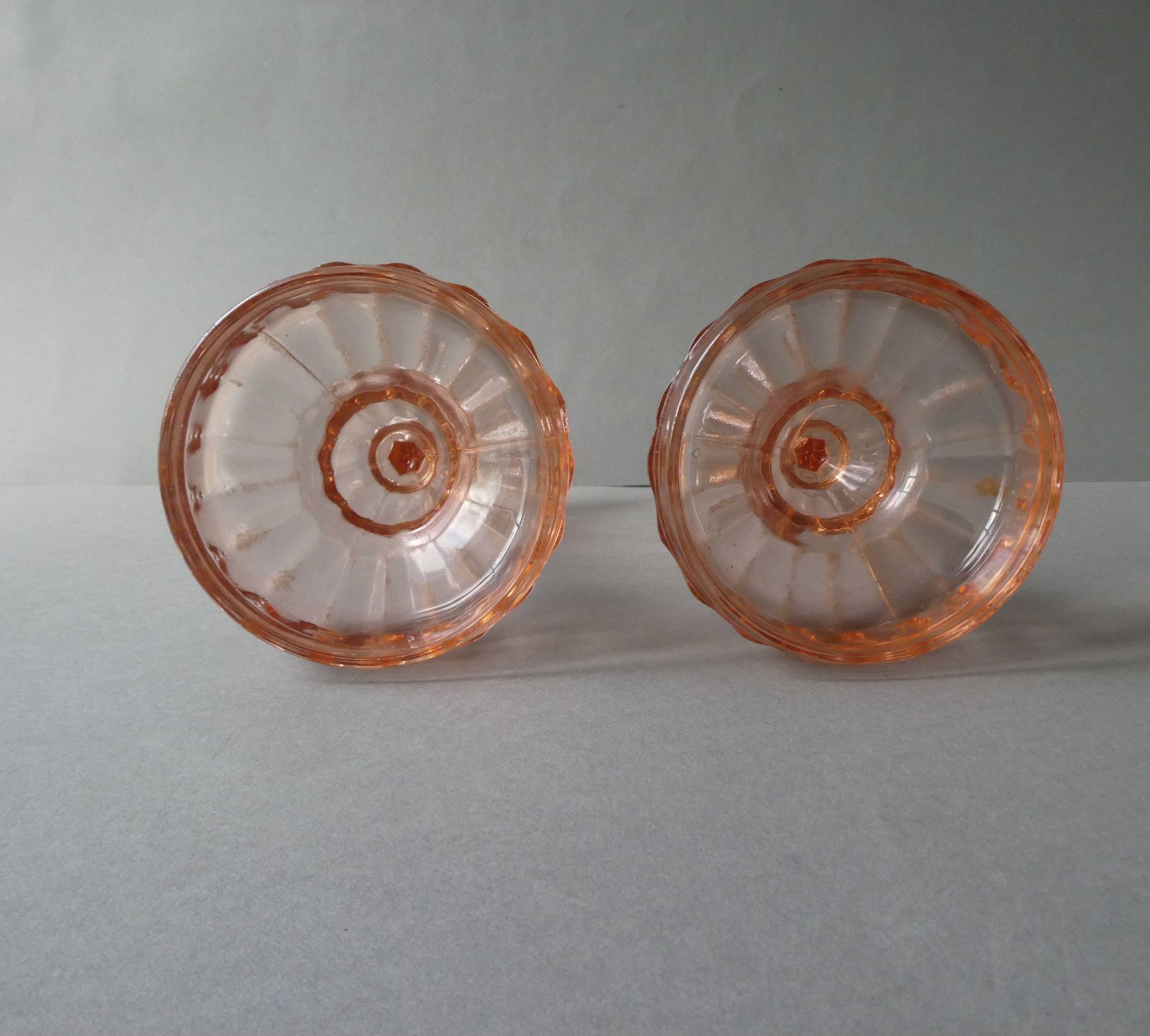 Paire de bougeoirs en verre rose