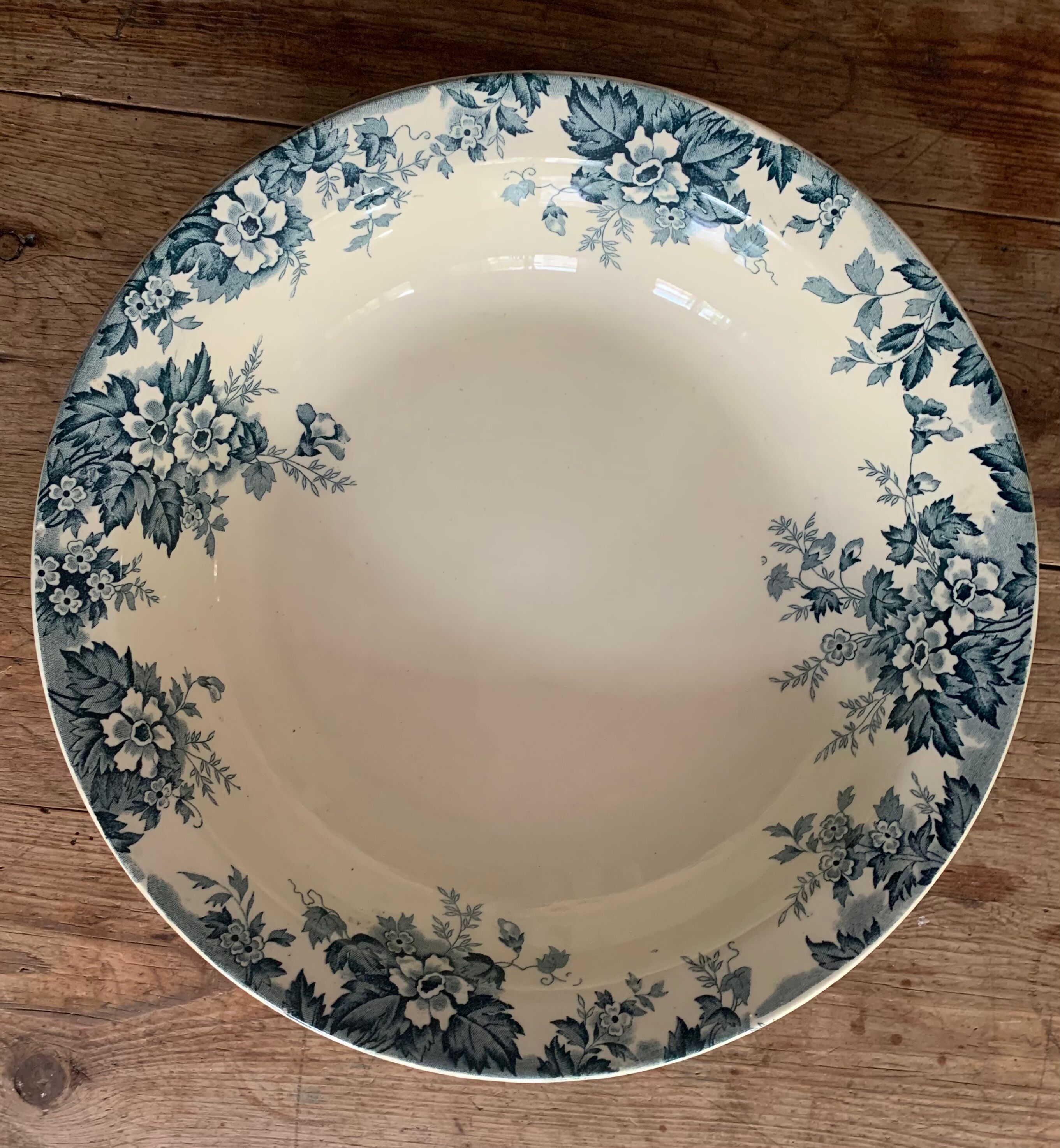 Round dishes in fine earthenware saint amand