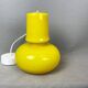 Lampe suspendue moderne du milieu du siècle en verre opalin jaune