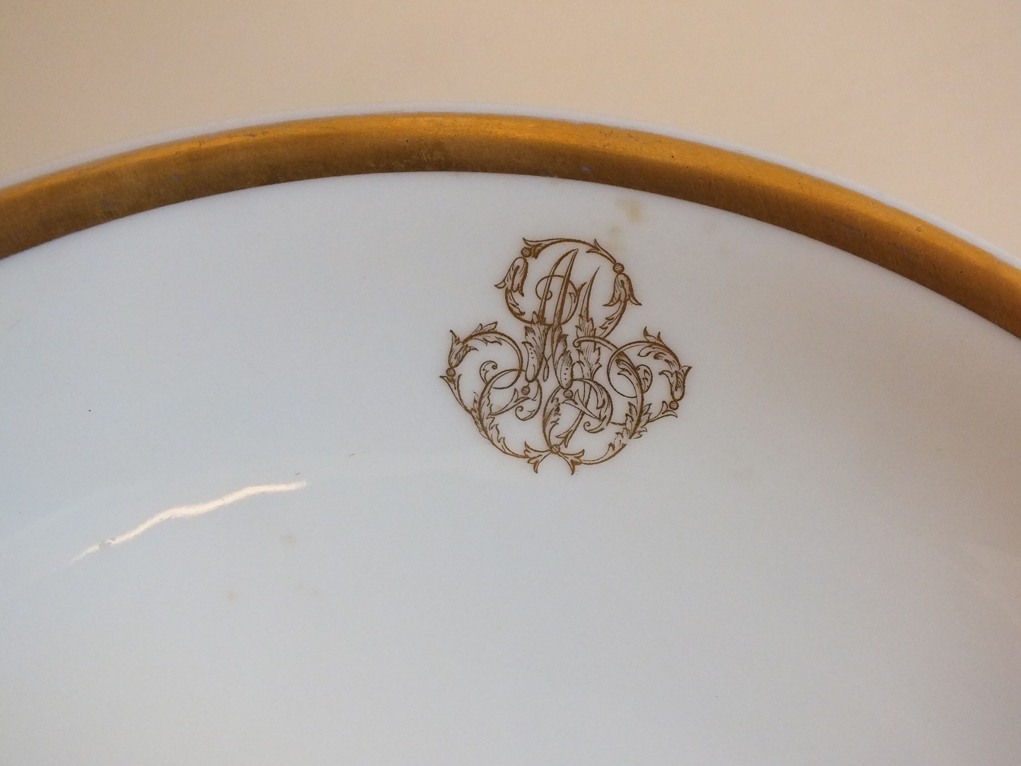 White and gold porcelain display cup - Bosquin in Caen