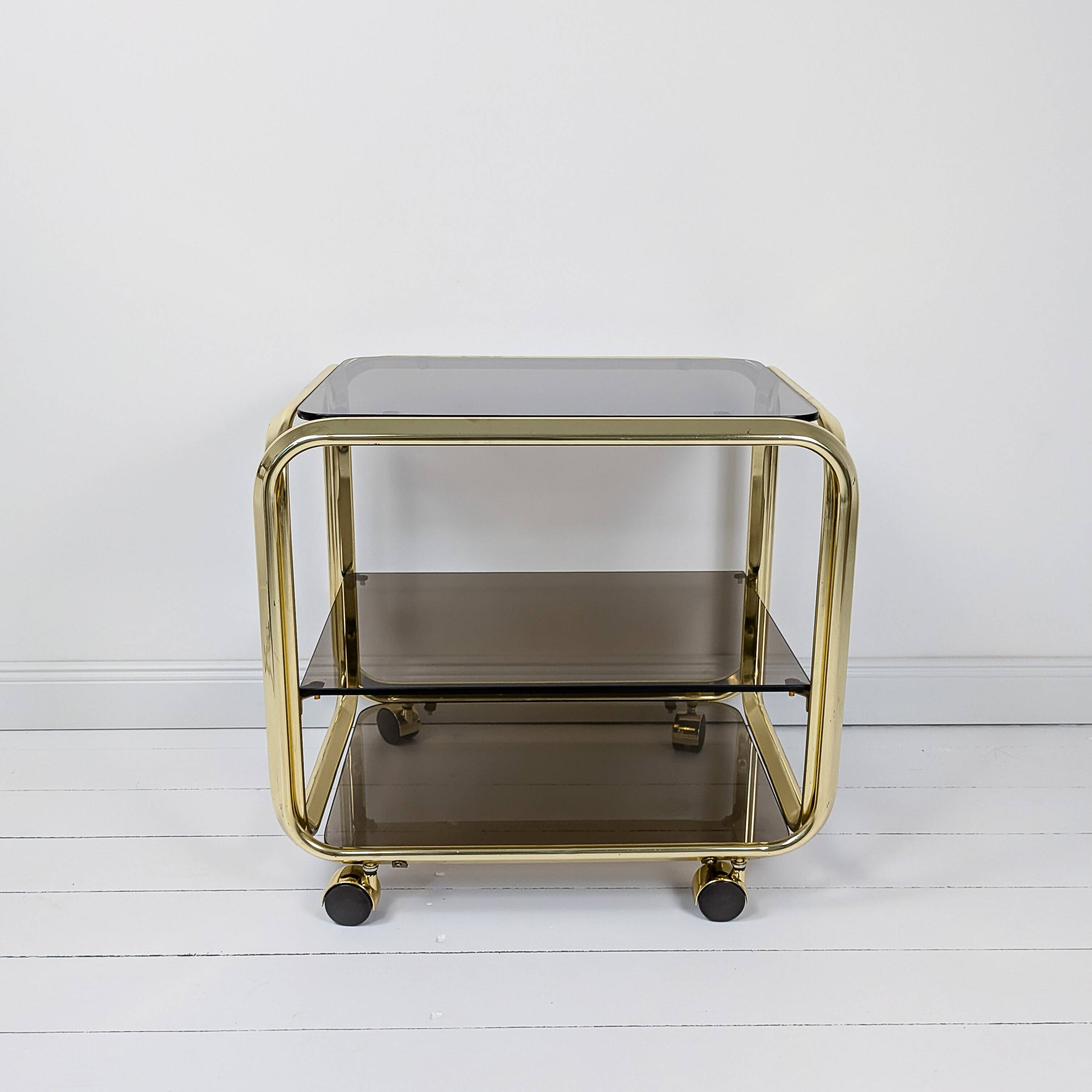 Chariot de bar Table de bar en laiton fumé Mid Century Hollywood Regency Table d'appoint à roulettes