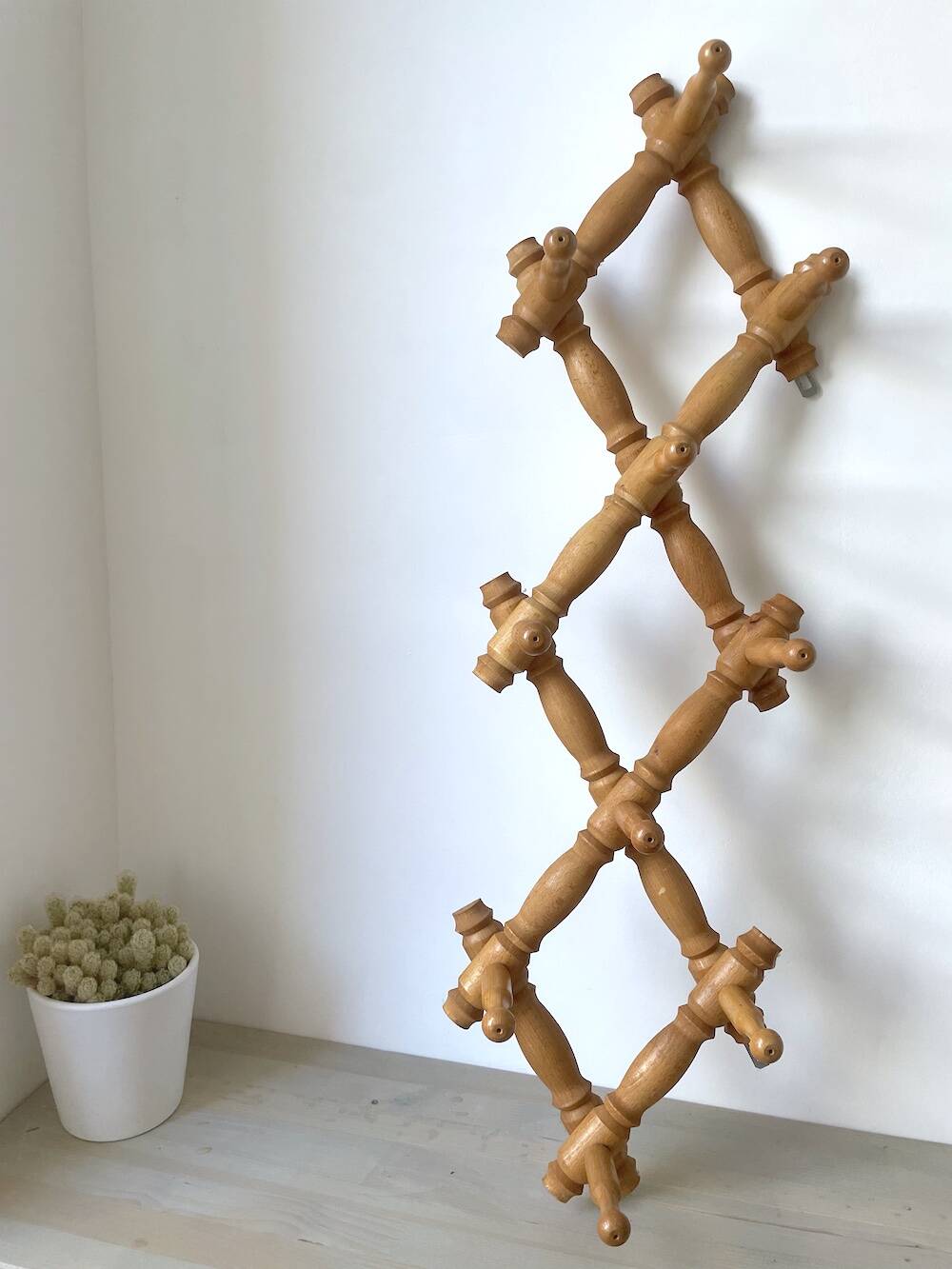 Wall accordion coat rack in light wood