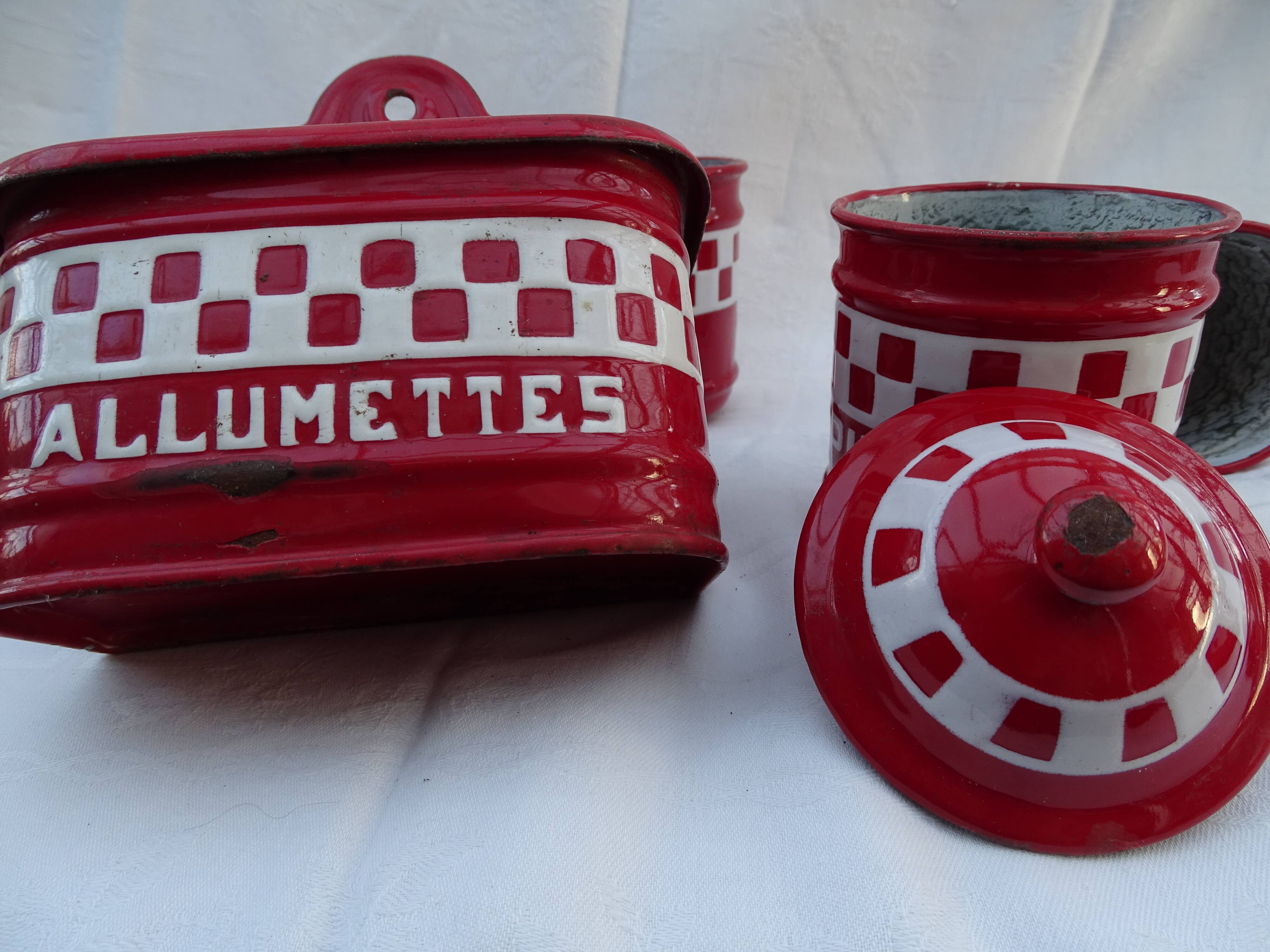 Ensemble de pots de cuisine en fer émaillé rouge