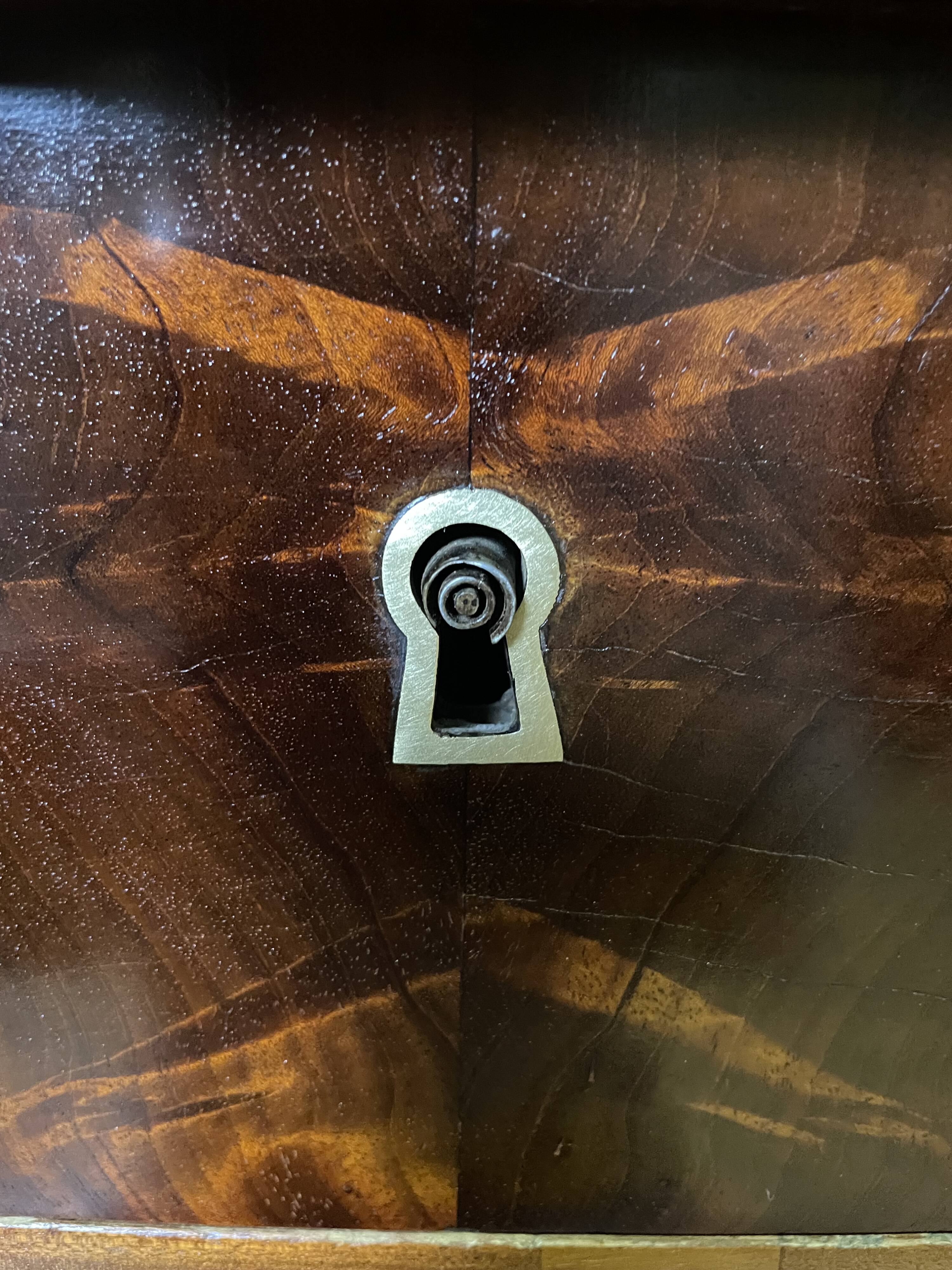 Consulate period chest of drawers in mahogany and mahogany veneer