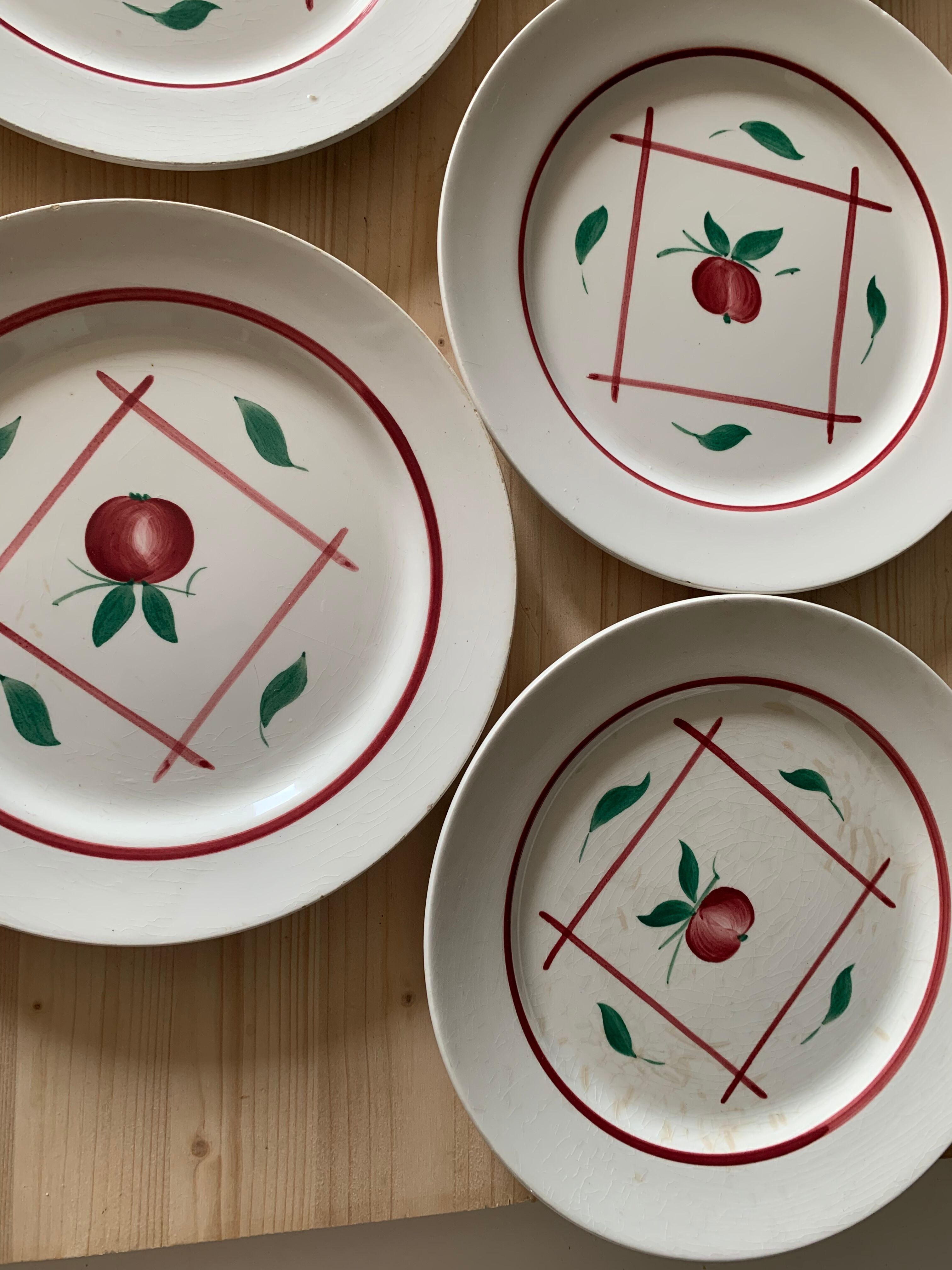 8 plates in faience