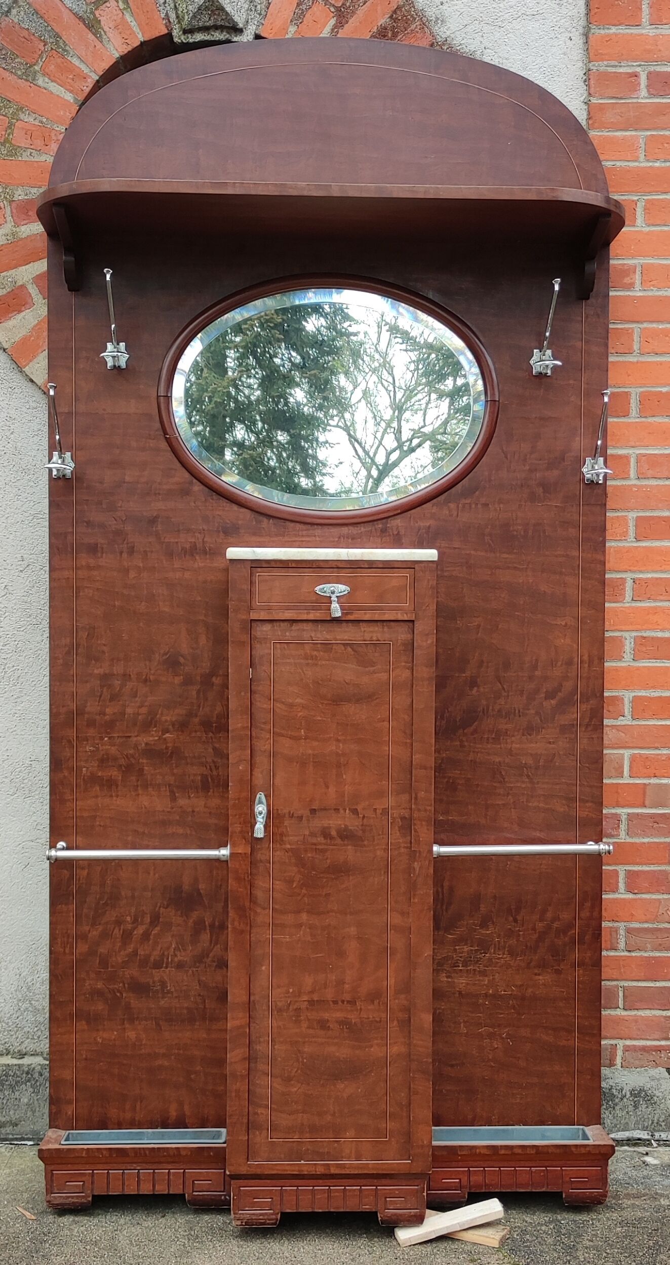 Art deco entrance cloakroom