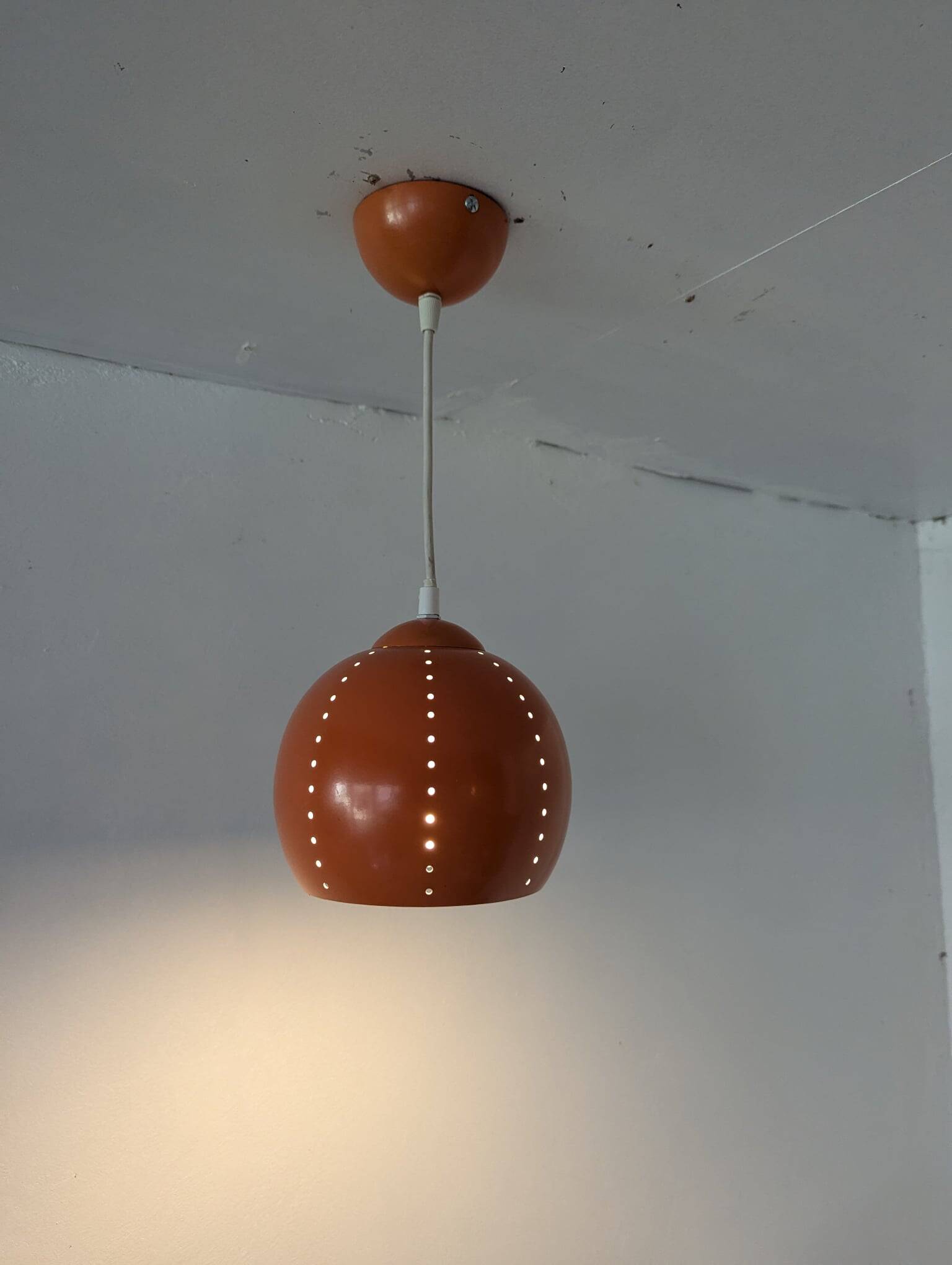 Paire de globes 70's en métal laqué orange.