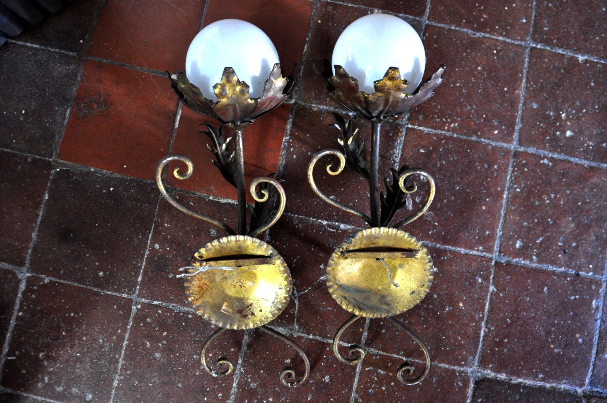 Pair of floral wall lamps by Ferro Arte, Gold leaf and opaline, Spain, 1960