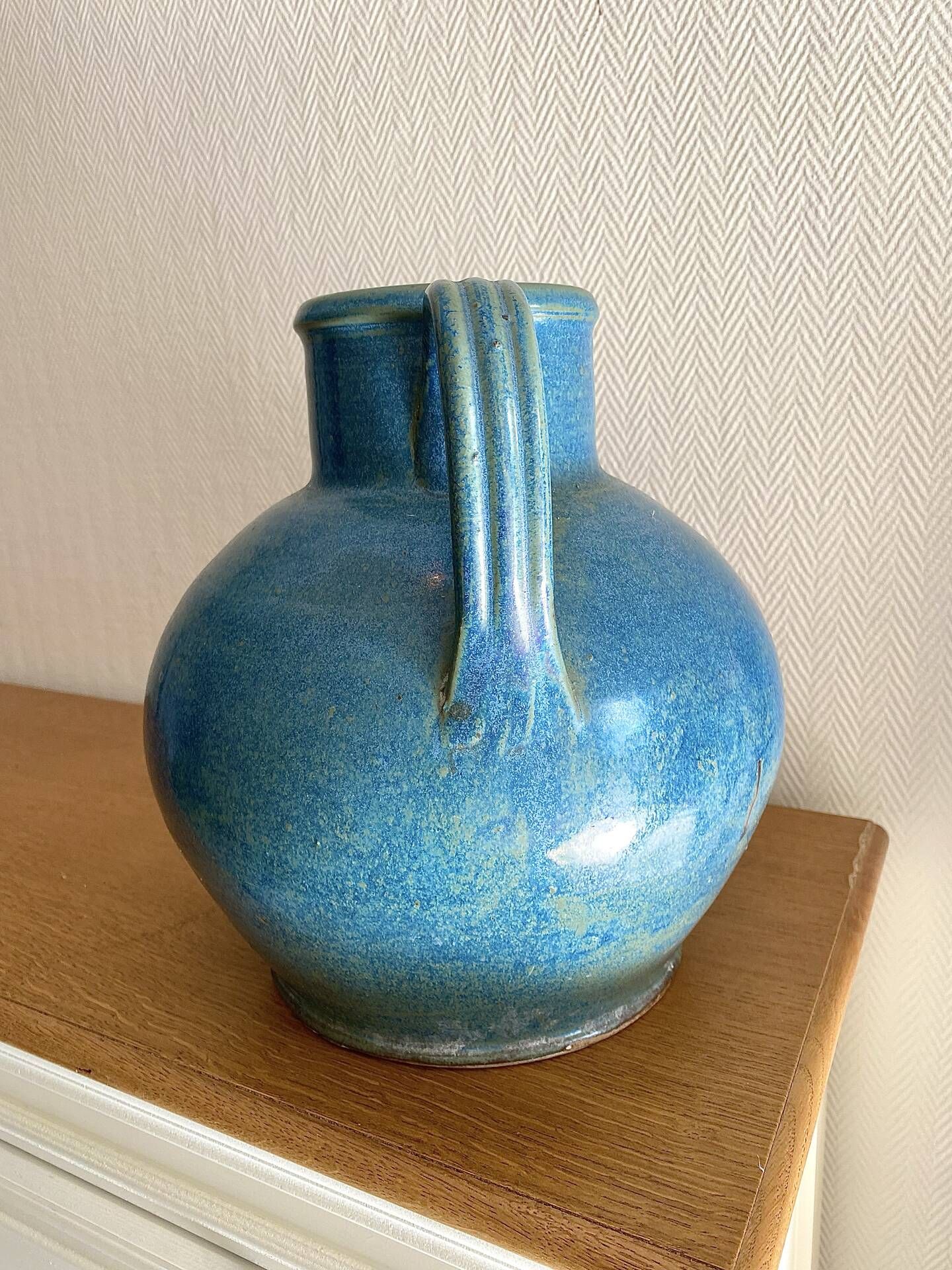 Old oriole in speckled blue glazed stoneware, south-west.