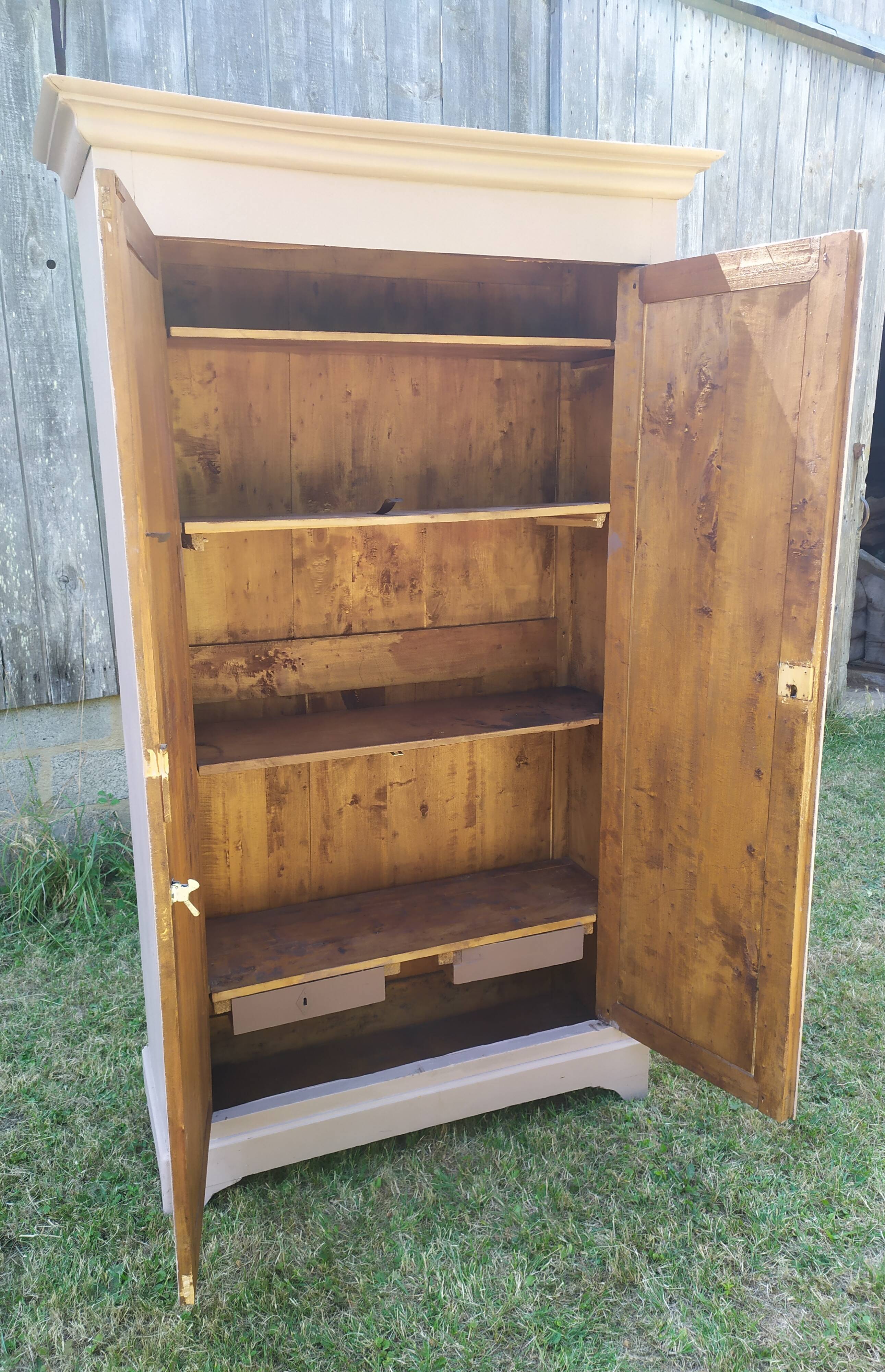 Armoire parisienne