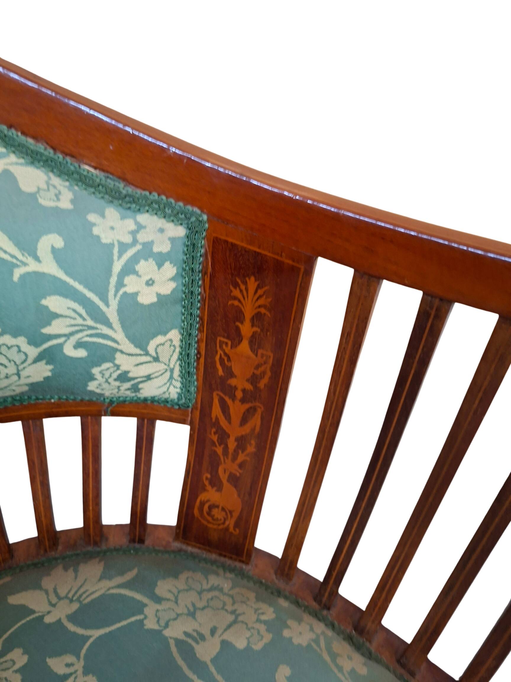 Elegante Poltrona da Camera in Ciliegio Intarsiato