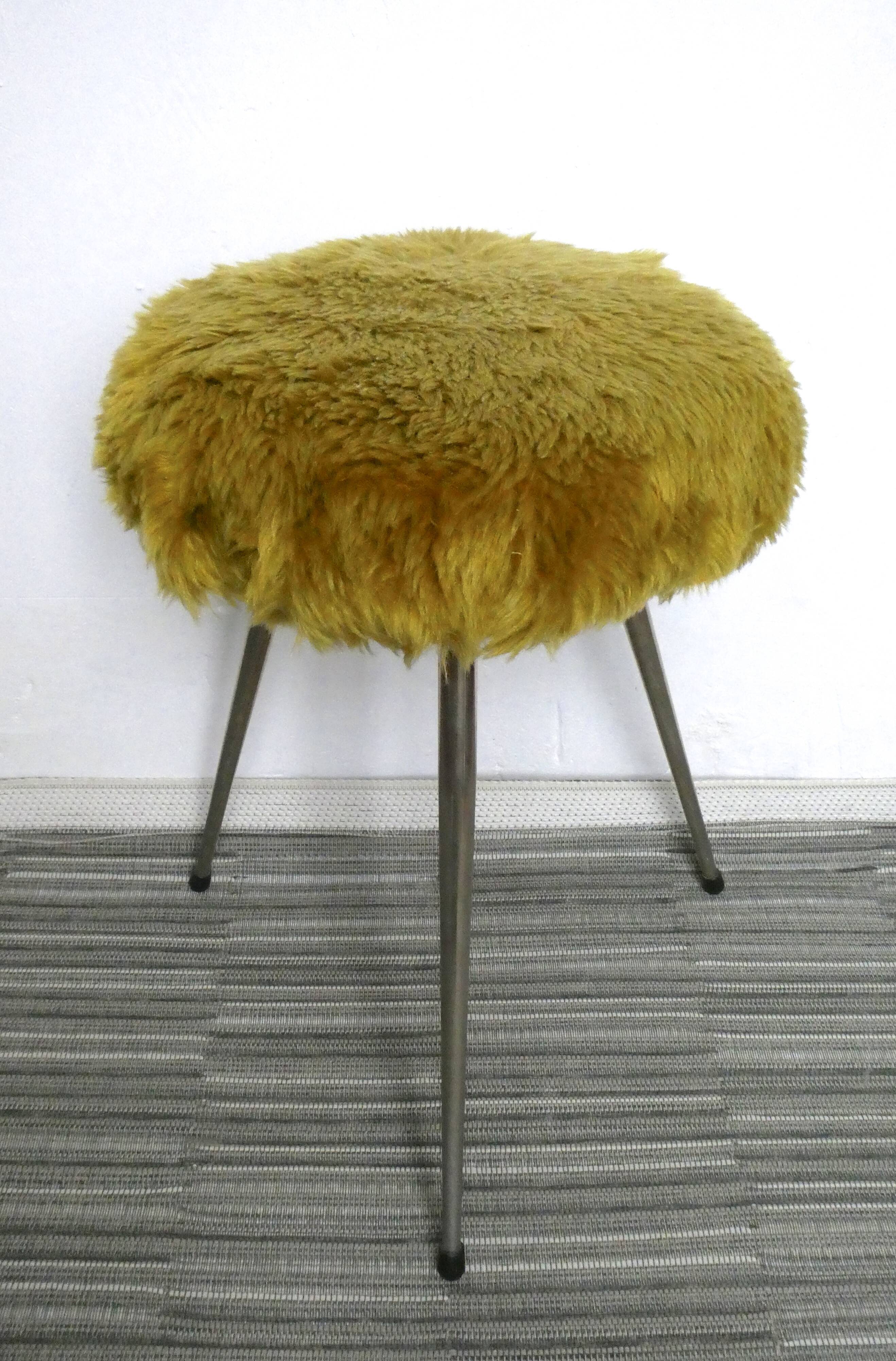 Tabouret tripode avec assise moumoute des années 60