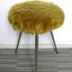 Tabouret tripode avec assise moumoute des années 60