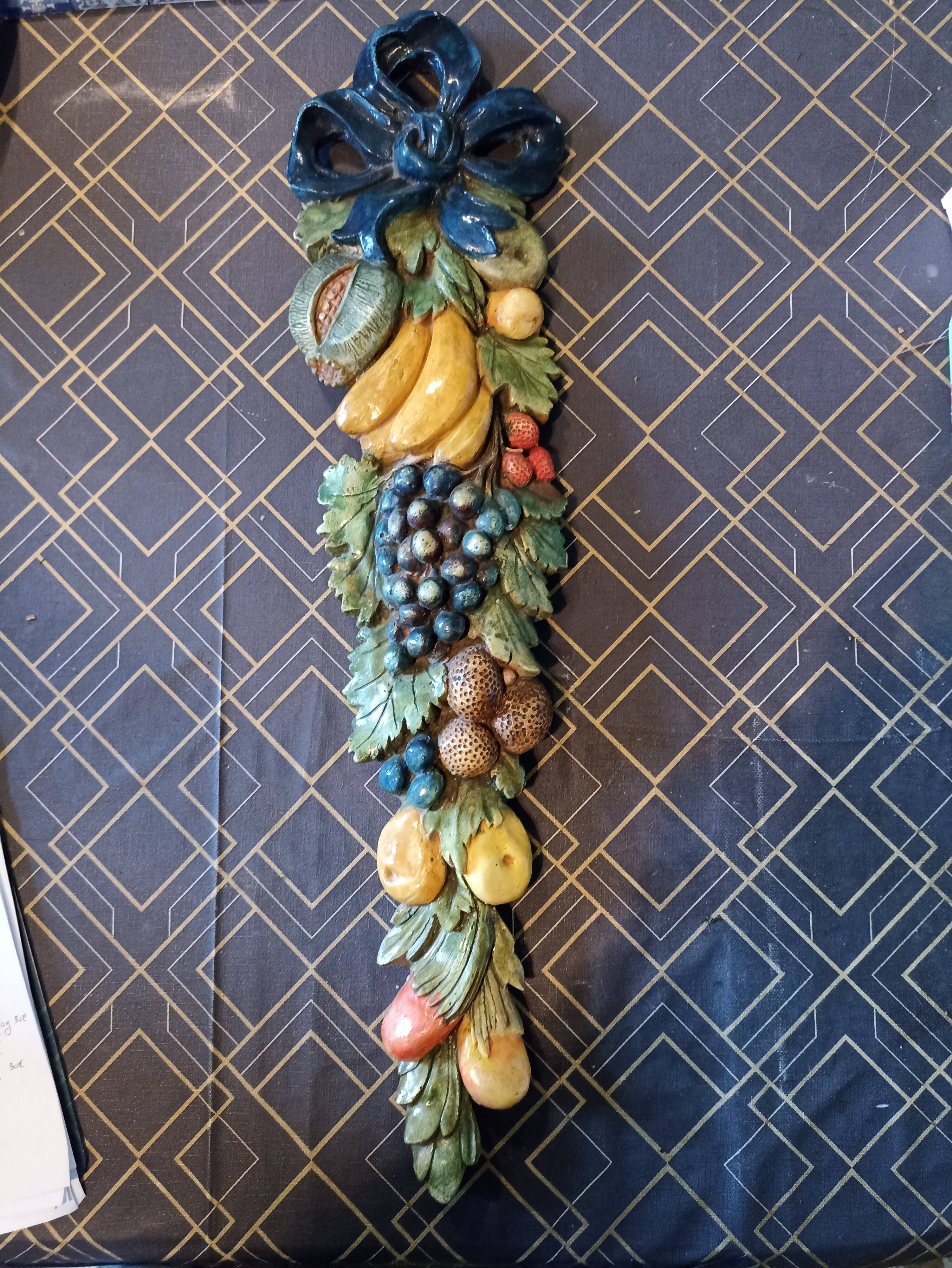 Wall decoration in slurry (fruit)