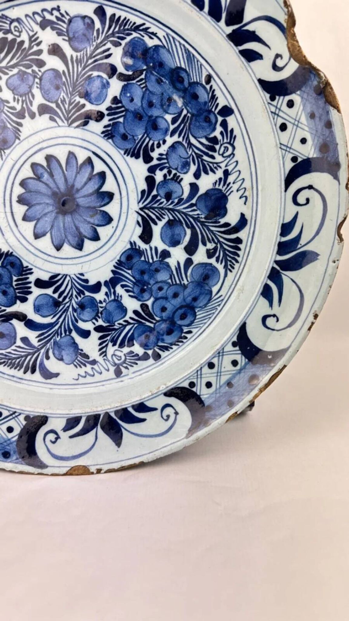 Delftware dish with blue flowers on a white background, 18th century, 35 cm