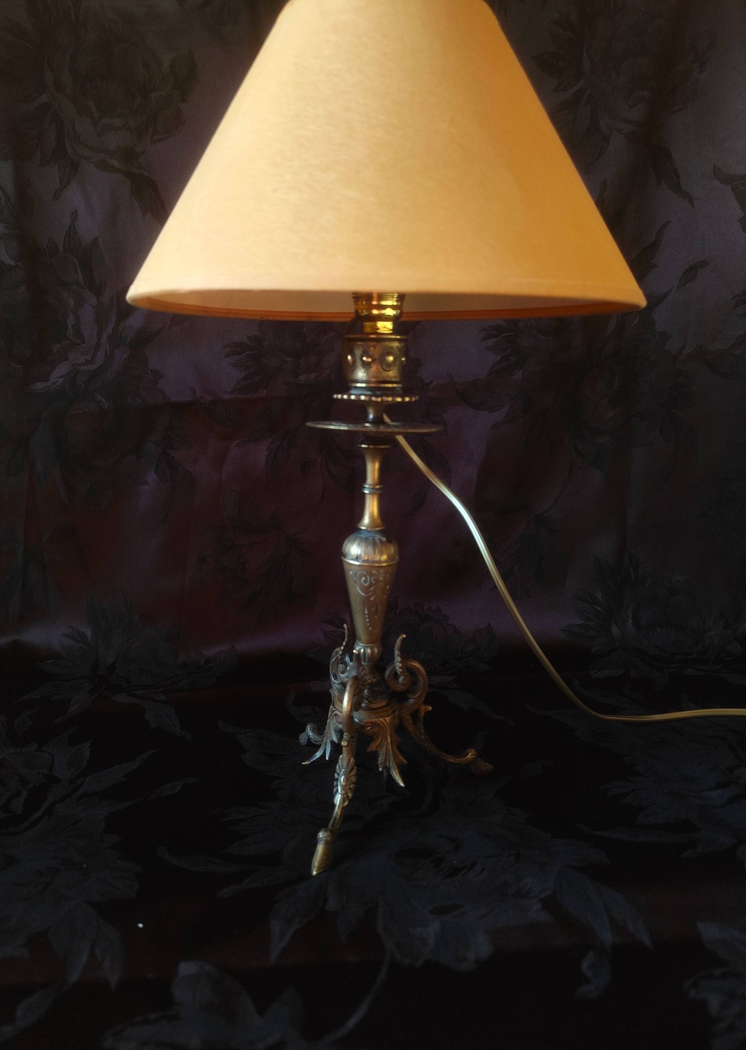 Lampe bougeoir électrifiée, lampe de table bronze tripode pattes de chèvres