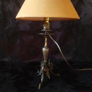 Lampe bougeoir électrifiée, lampe de table bronze tripode pattes de chèvres