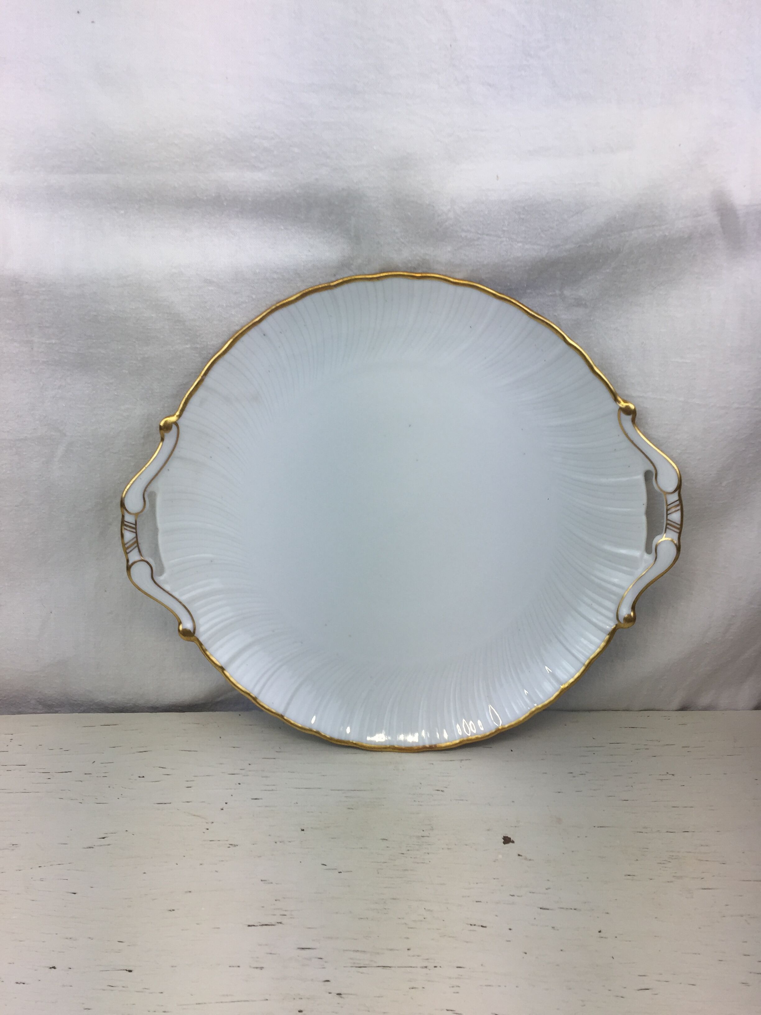 Plat rond ancien de couleur blanc et or blanc avec anses made in france Limoges