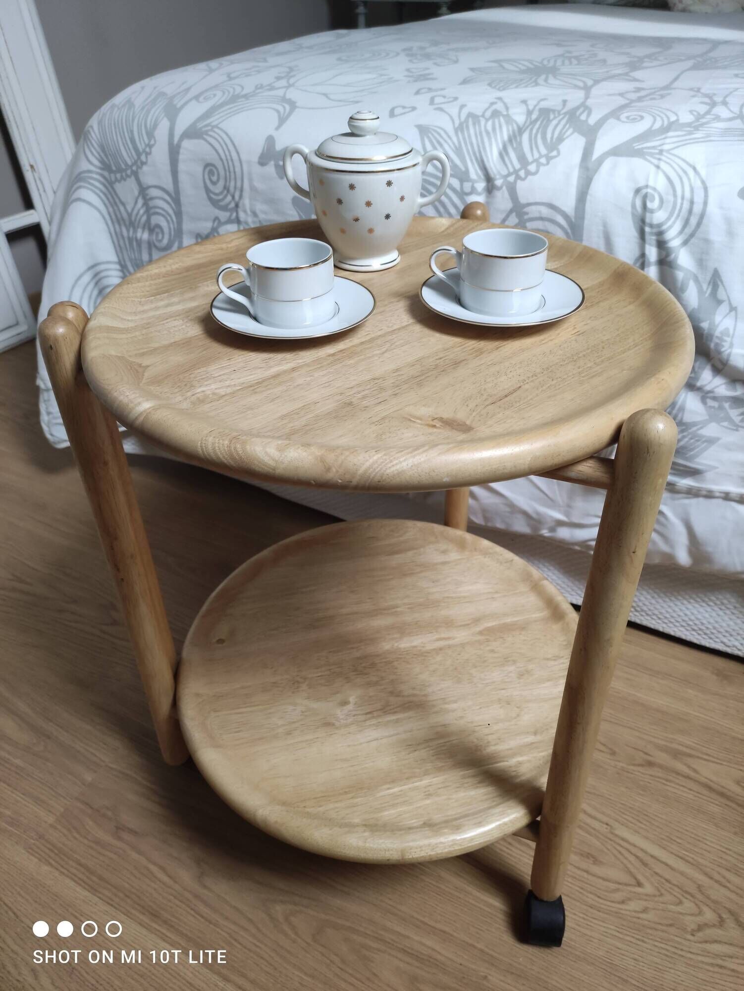 Vintage round service with foldable honey wooden wheels with 2 retractable trays (1 turn)