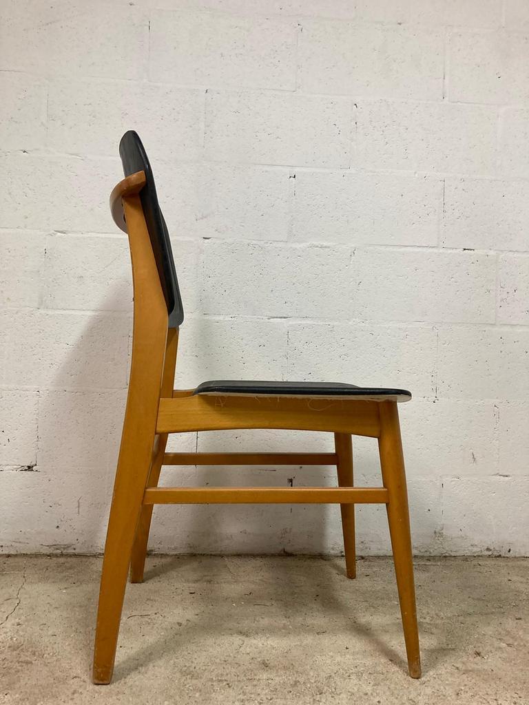 Chaise vintage : bois et cuir skai noir