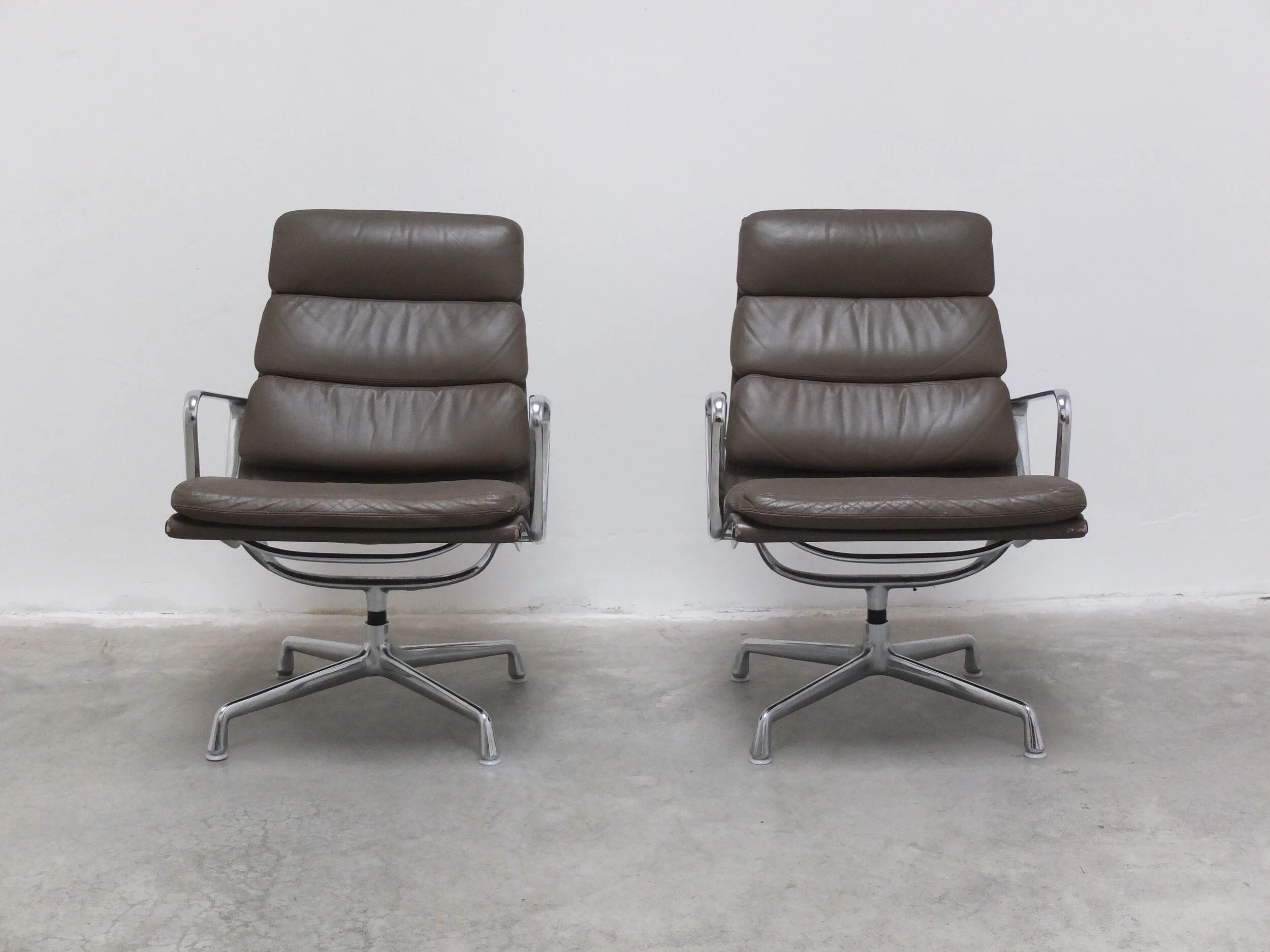 Early pair of Eames 'EA216' swivel lounge chairs by Herman Miller, 1960s