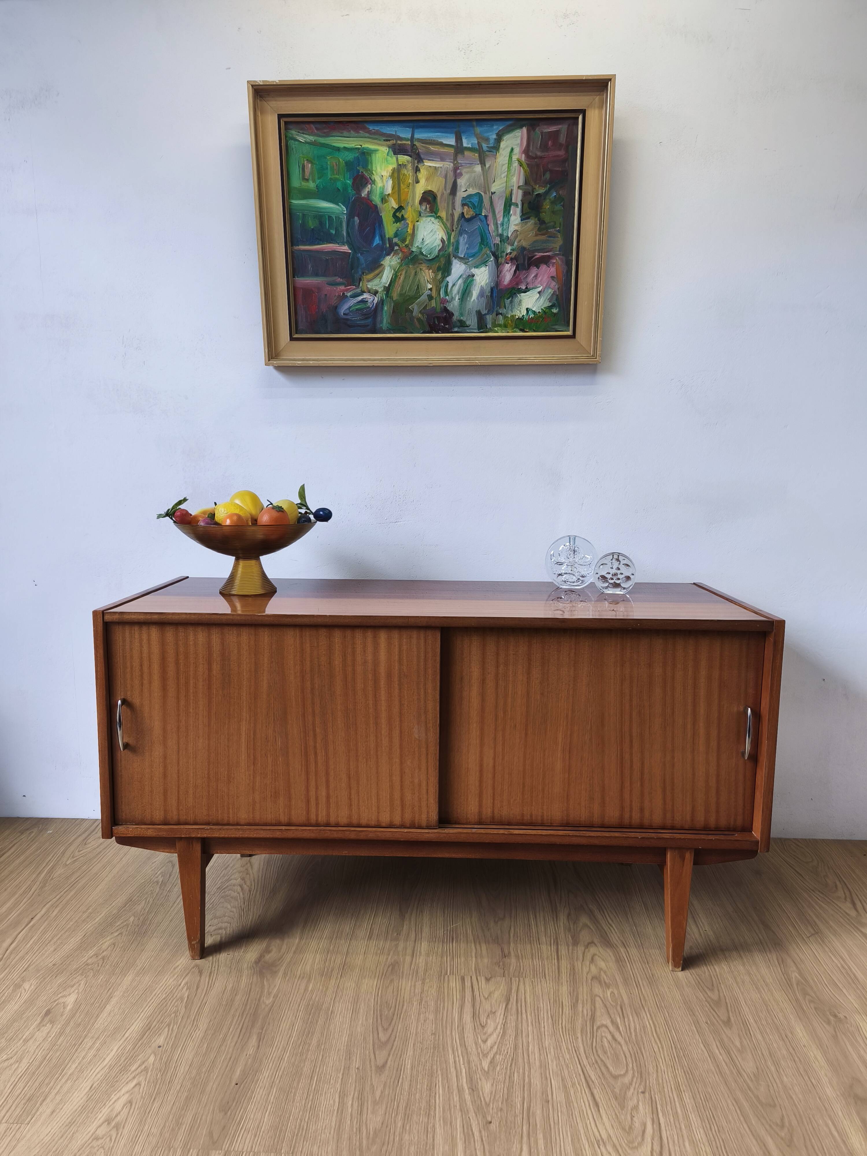 Buffet moderniste des années 1970.