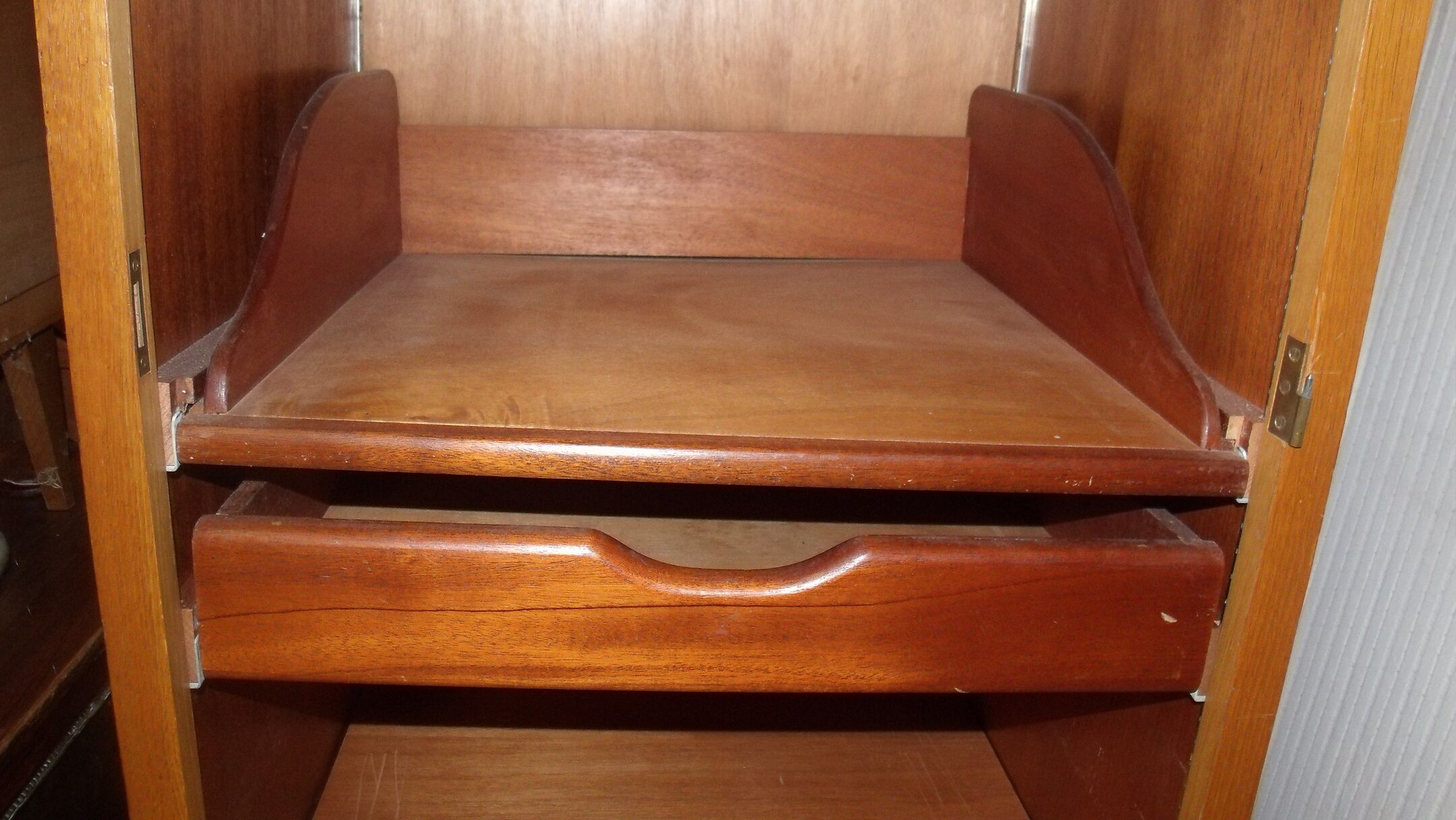 Oscar 1950 type walk-in closet with shelves Cabinet