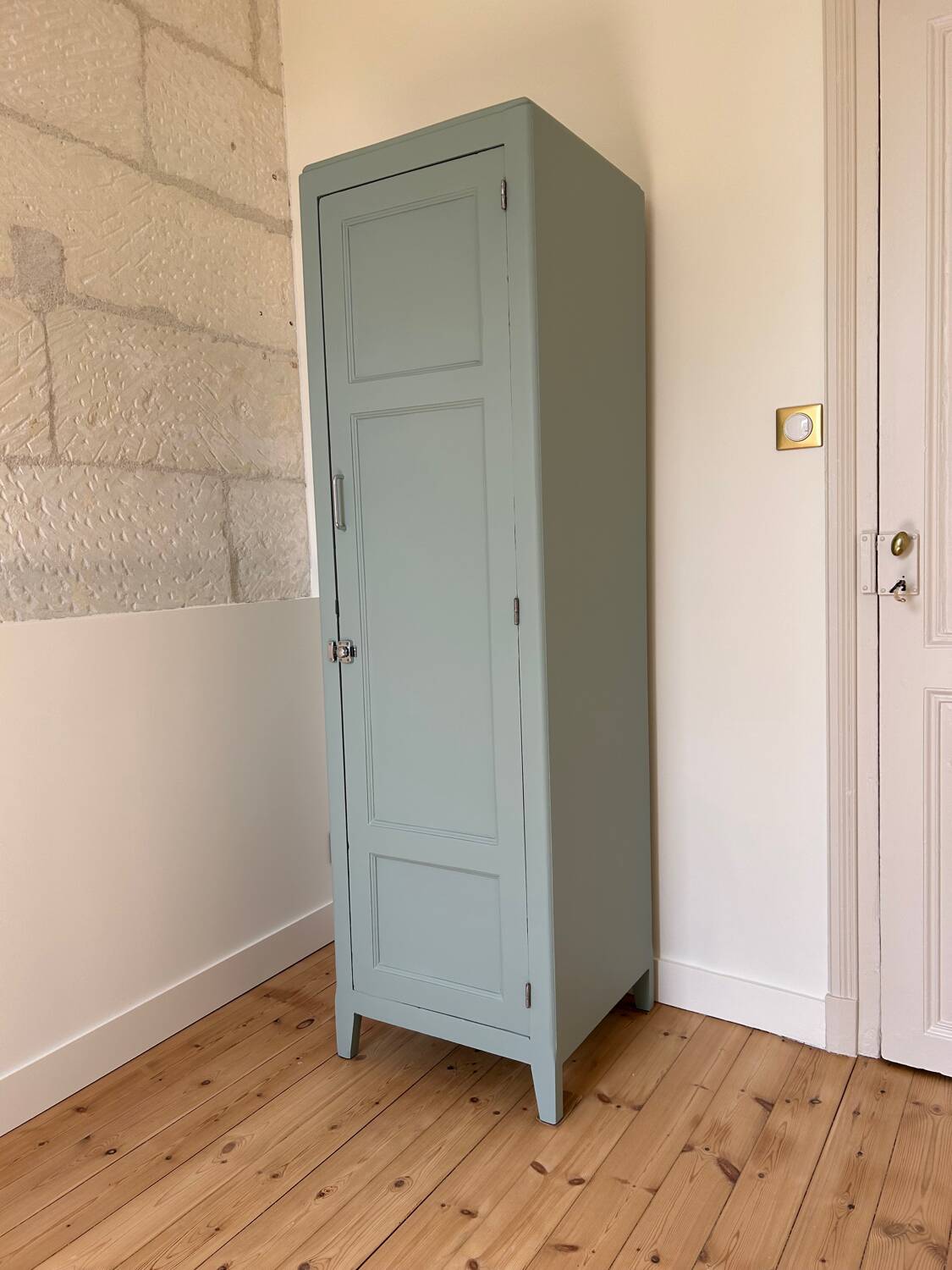 1-door wardrobe / locker room revisited in Almond (Resource)