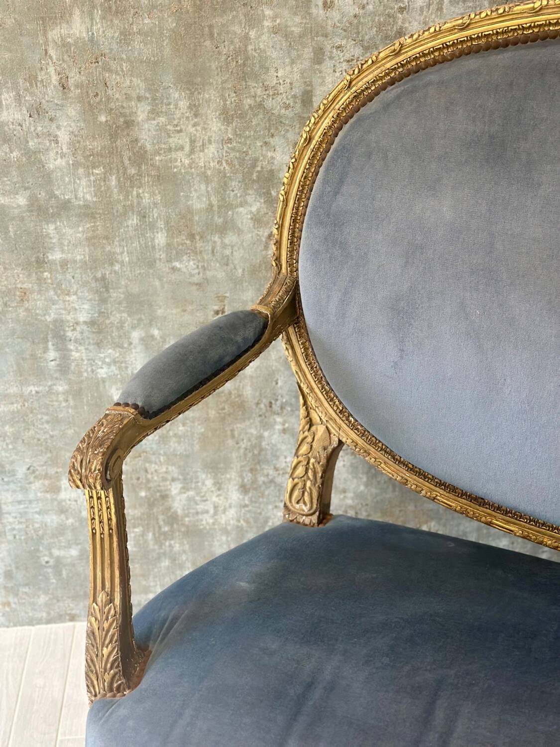 Banquette en bois doré sculpté et mouluré de style Louis XVI Époque XIX eme siècle