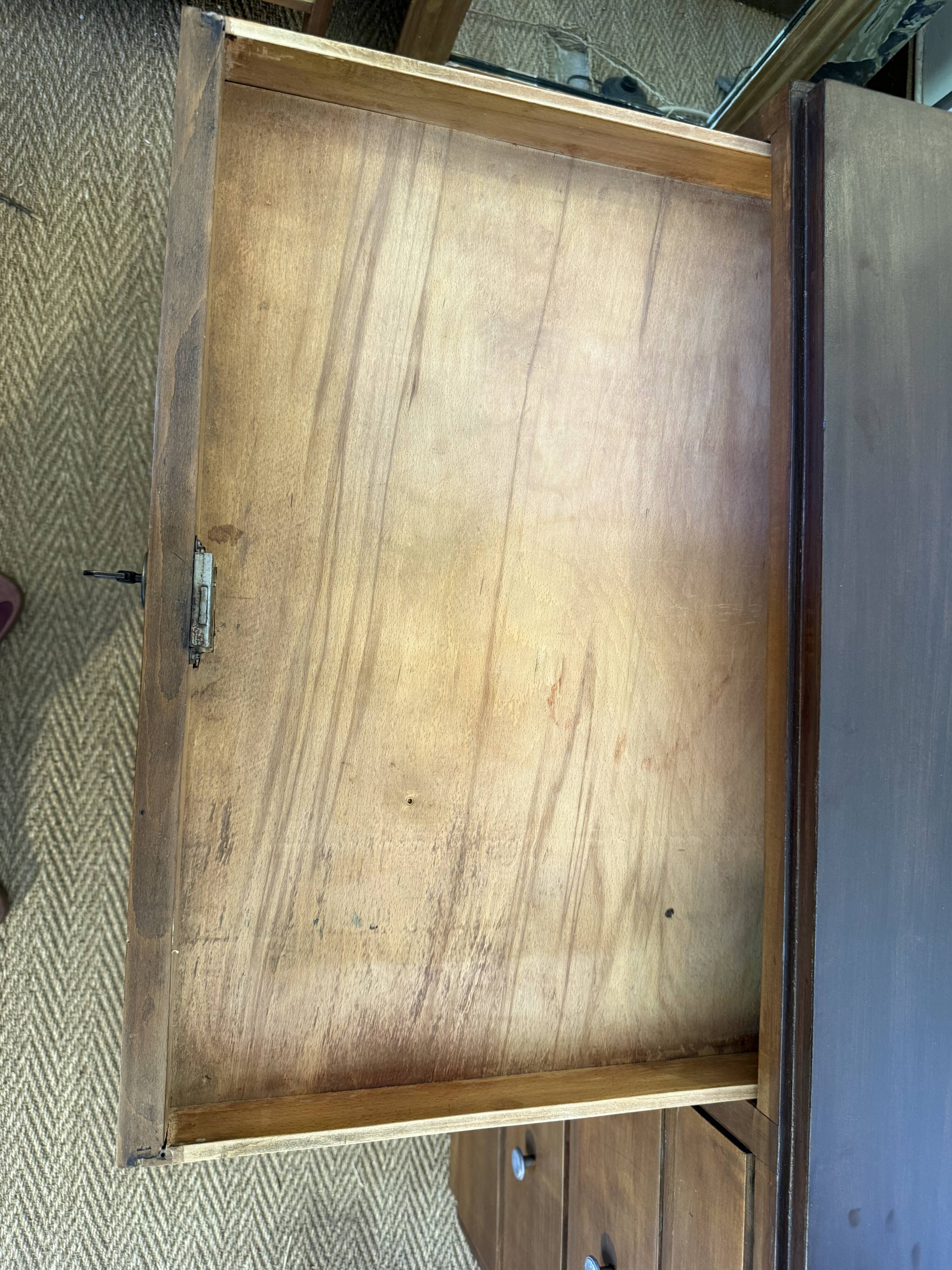 Art Deco desk in wood and walnut veneer.