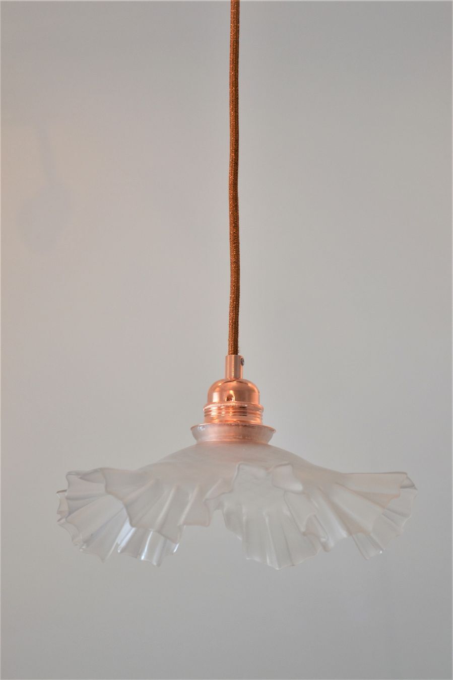 White pleated glass pendant lamp – electric mounting copper color