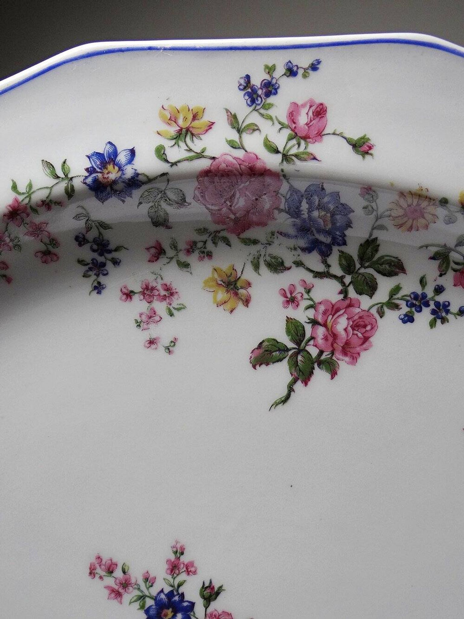 Service plate Bernardaud Limoges porcelain with floral decoration from the 1920s to 1950s.