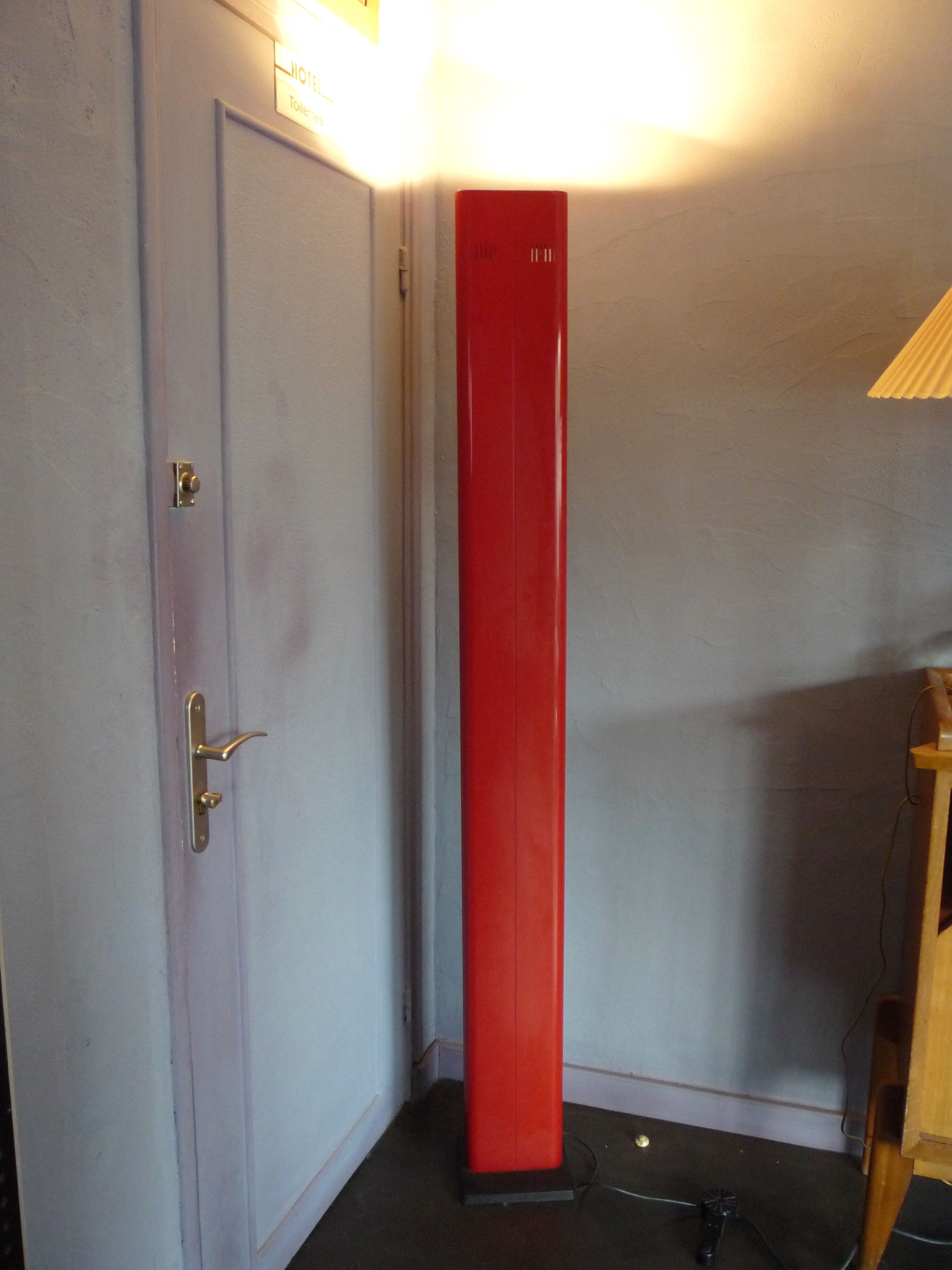 Gianfranco Frattini red laqué metal lamppost,  Relco editor