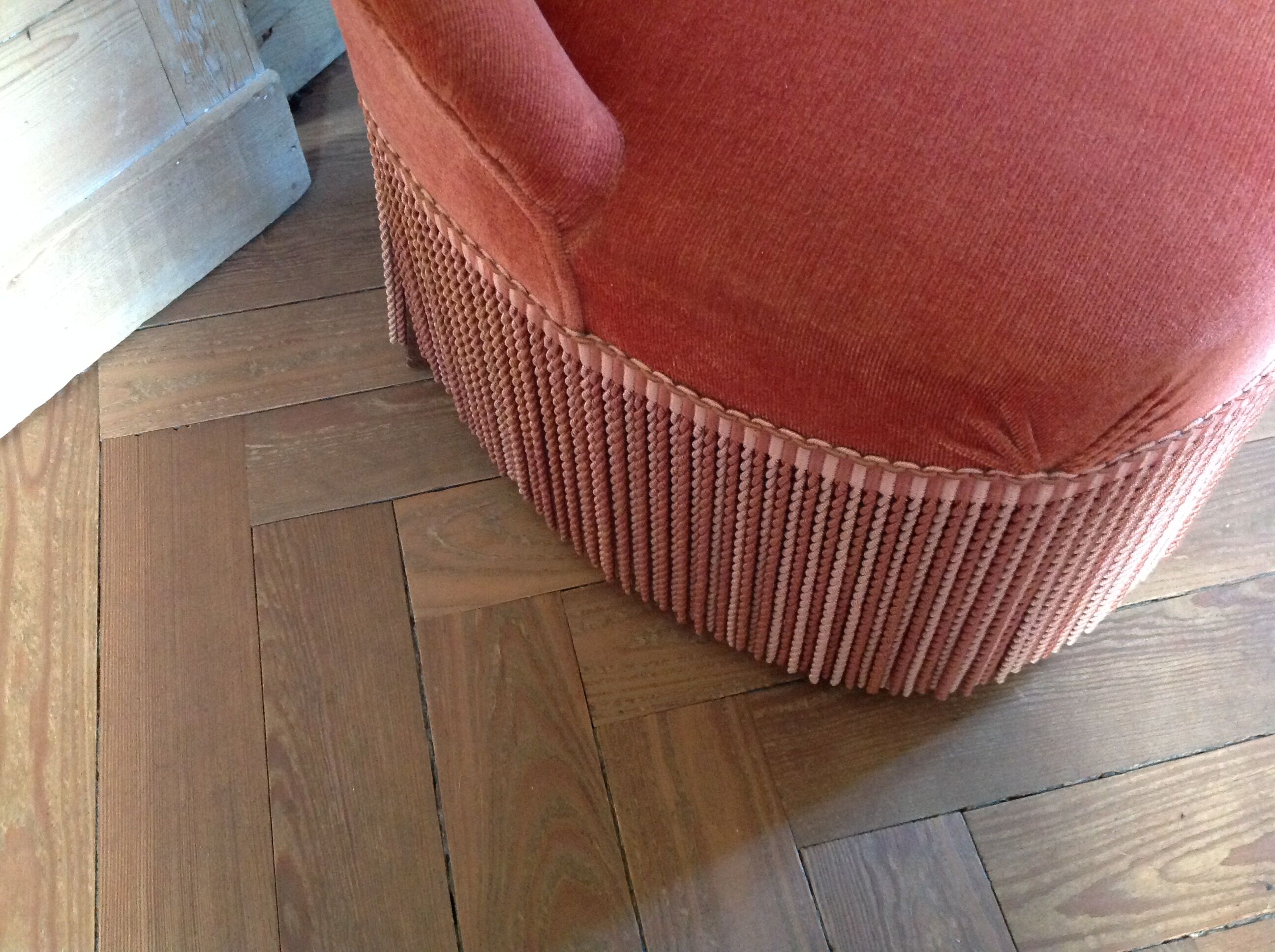 Pink velvet toad chair