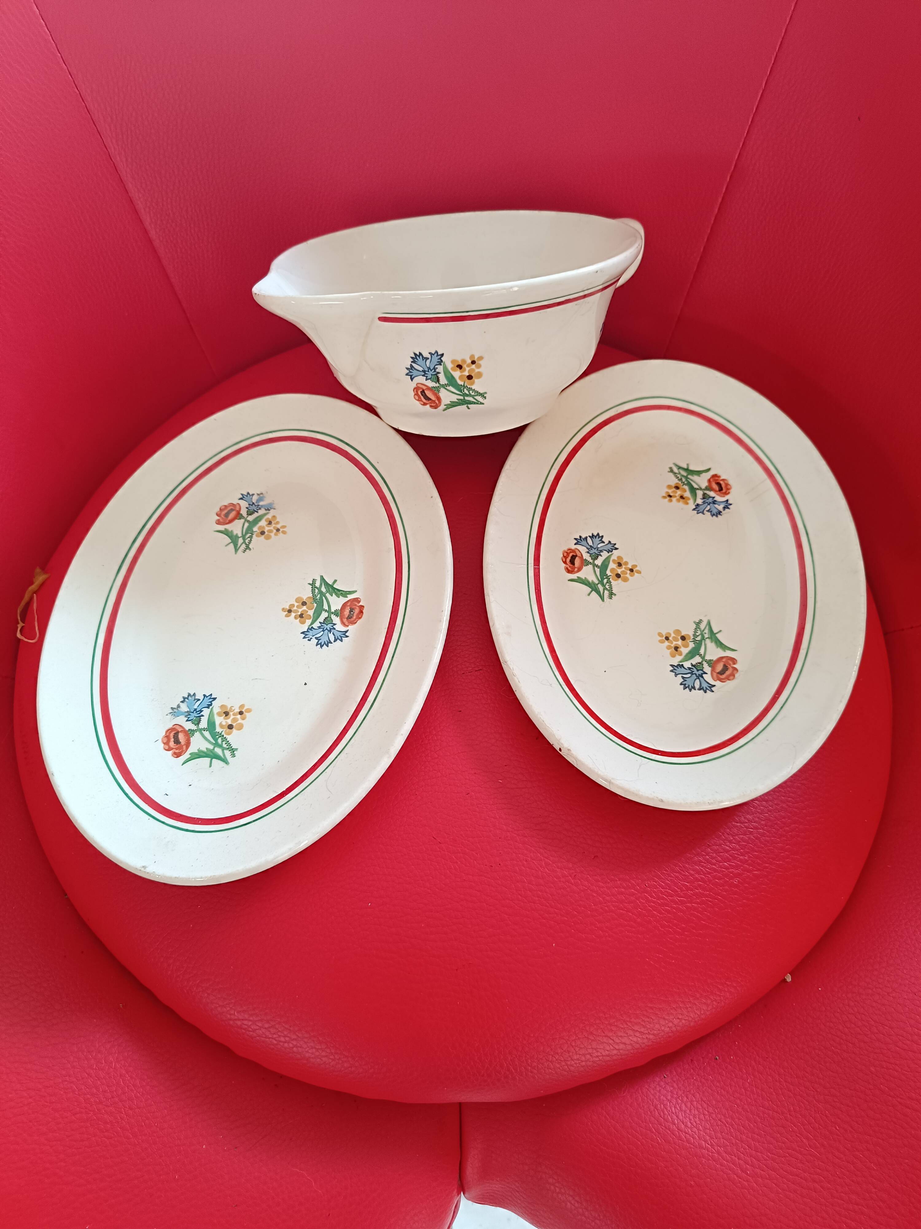 1 sauce boat +2 bowls. Gien.