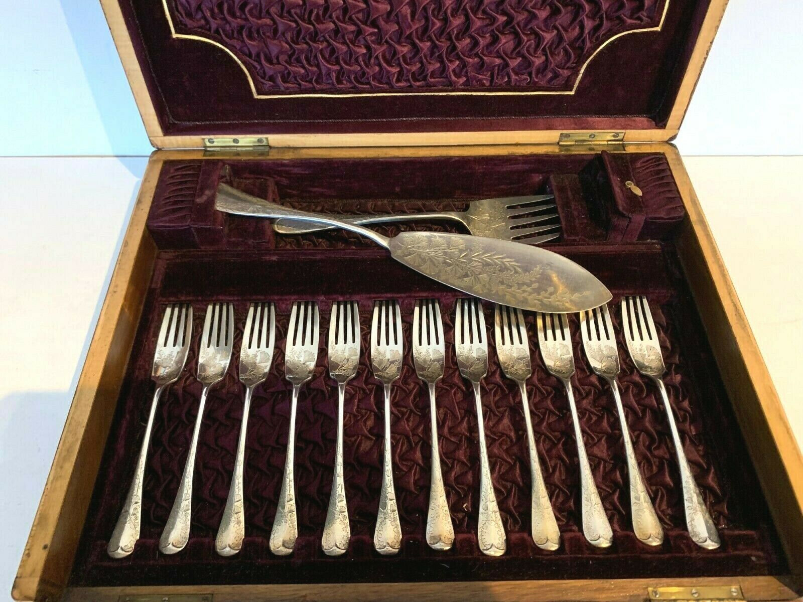 Fish service wooden blond mahogany box