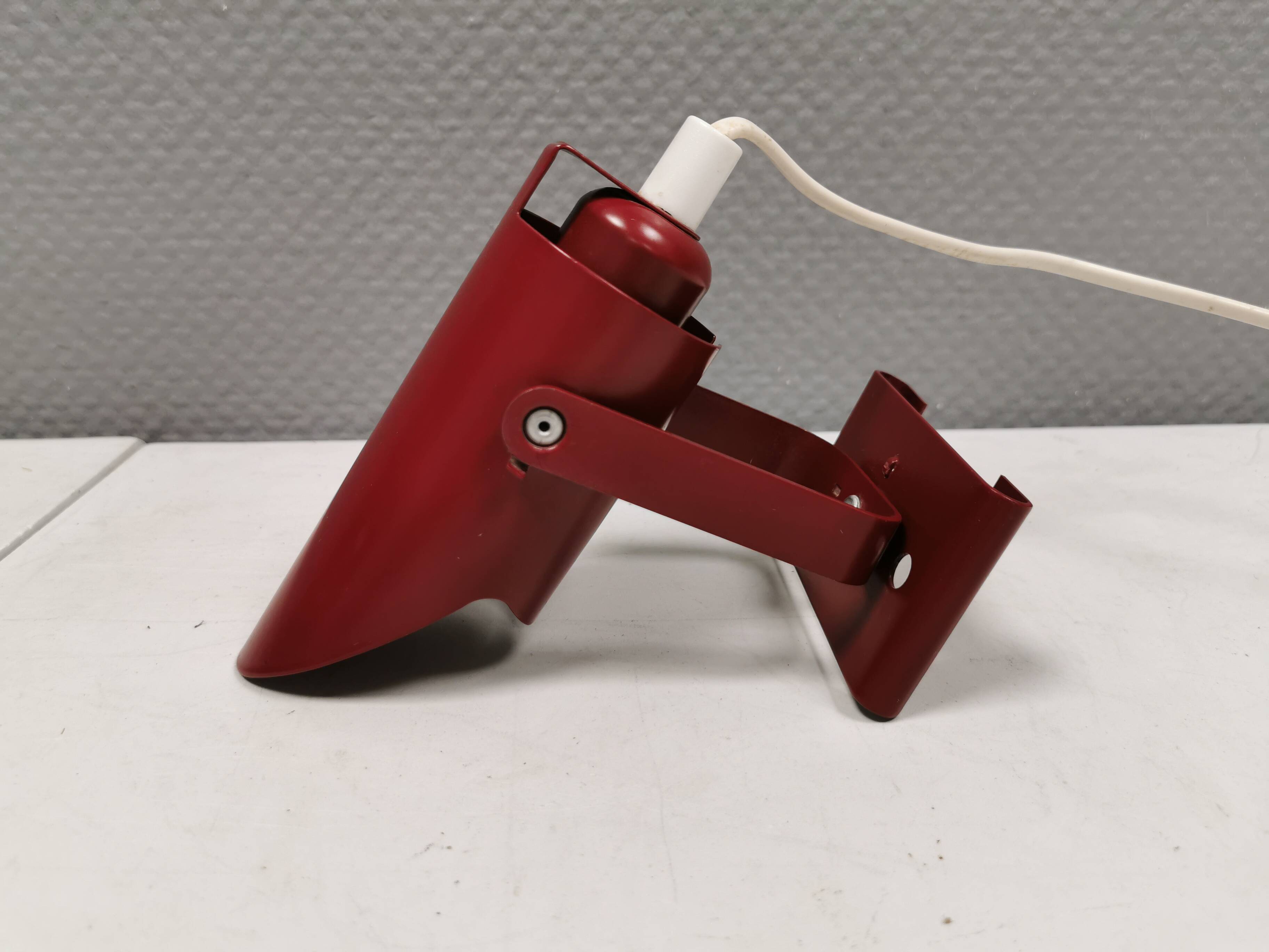 Small delicious wall lamp in Bordeaux red color from the 1980s