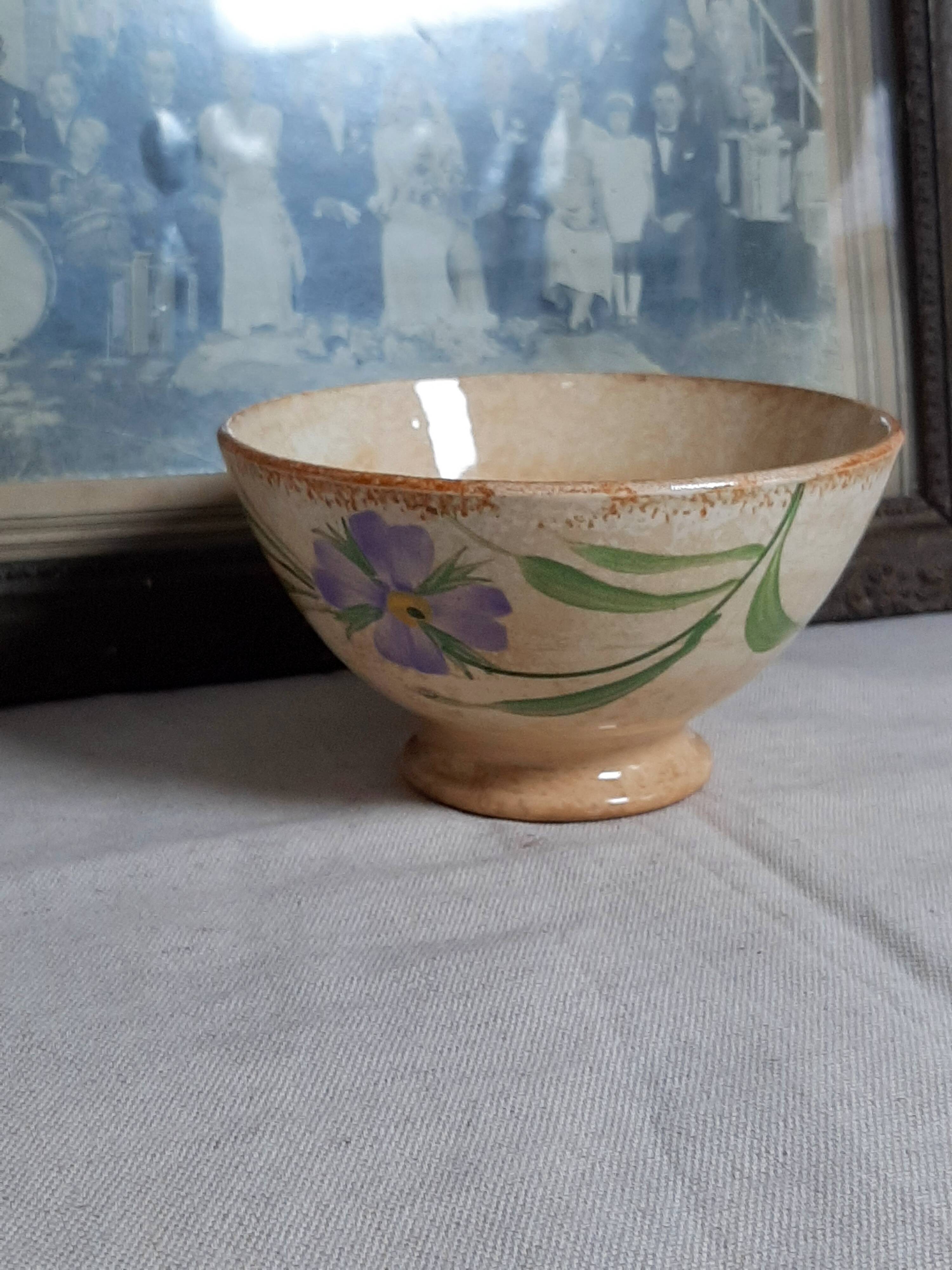 Old bowl in earthenware with floral decoration.